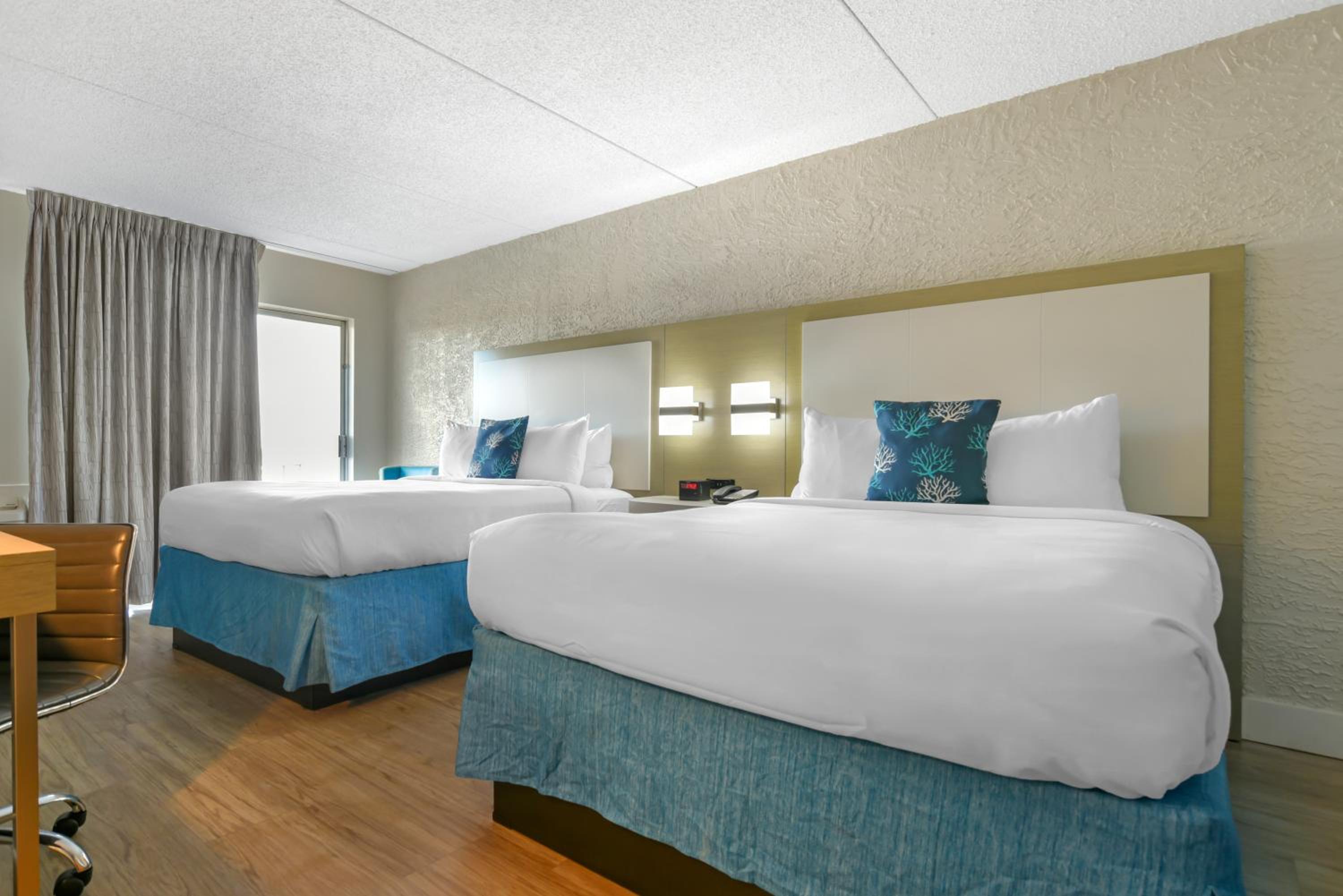 Queen Room with Two Queen Beds and City View - Non-Smoking - Photo 8