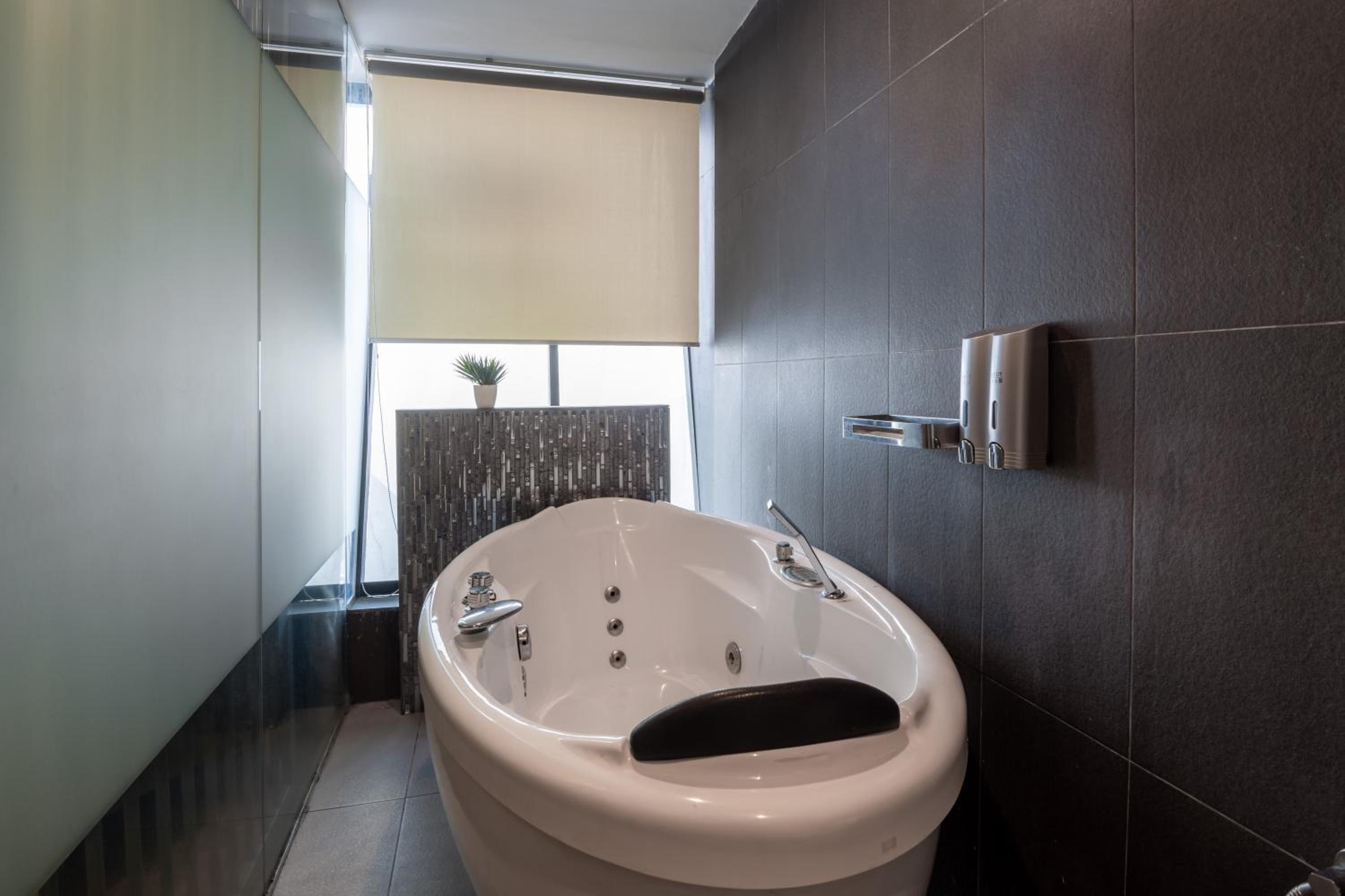 Deluxe Suite - Photo 12