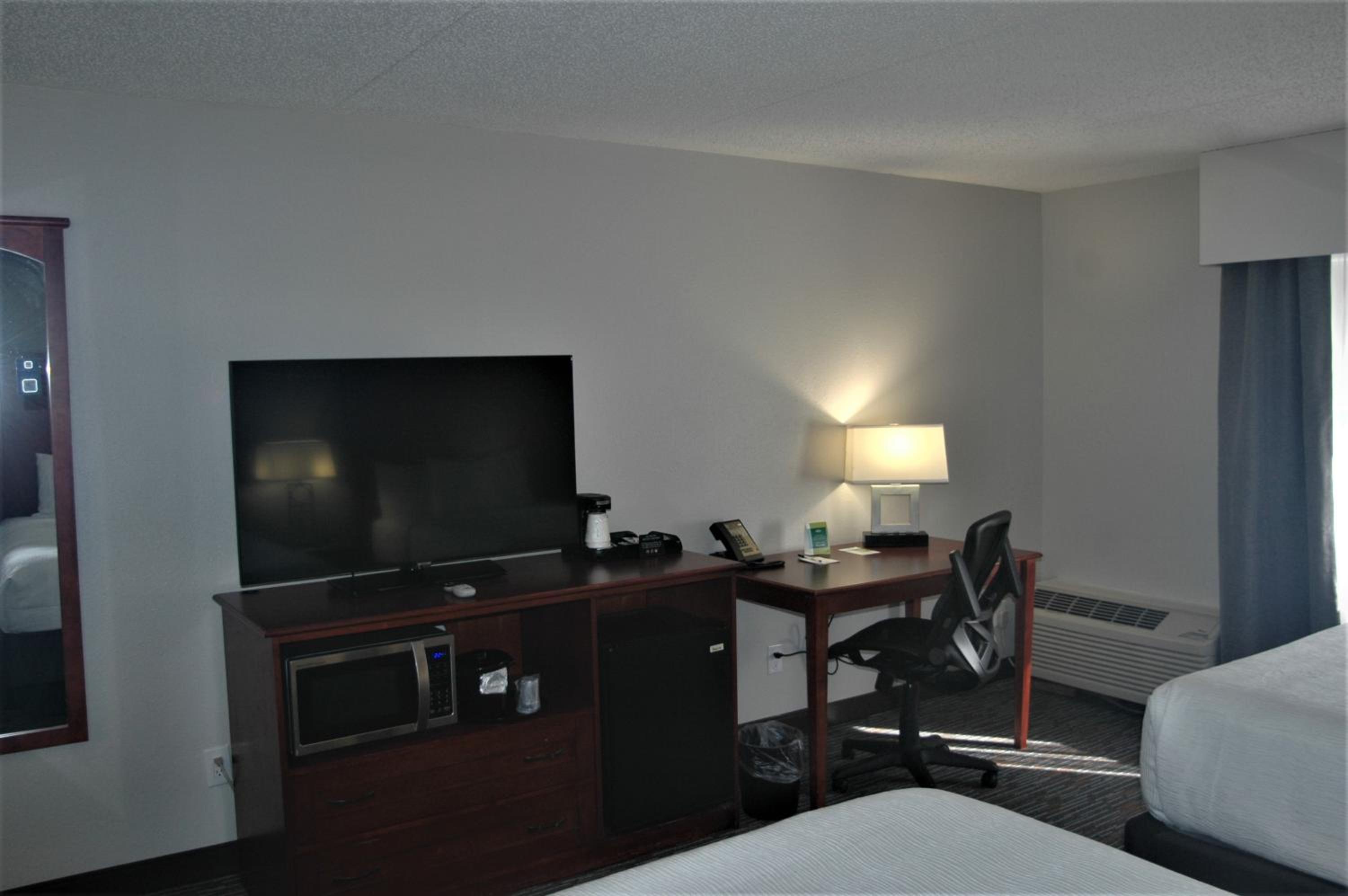 2 Queen Beds, City/Courtyard View, Non-Smoking - Photo 4