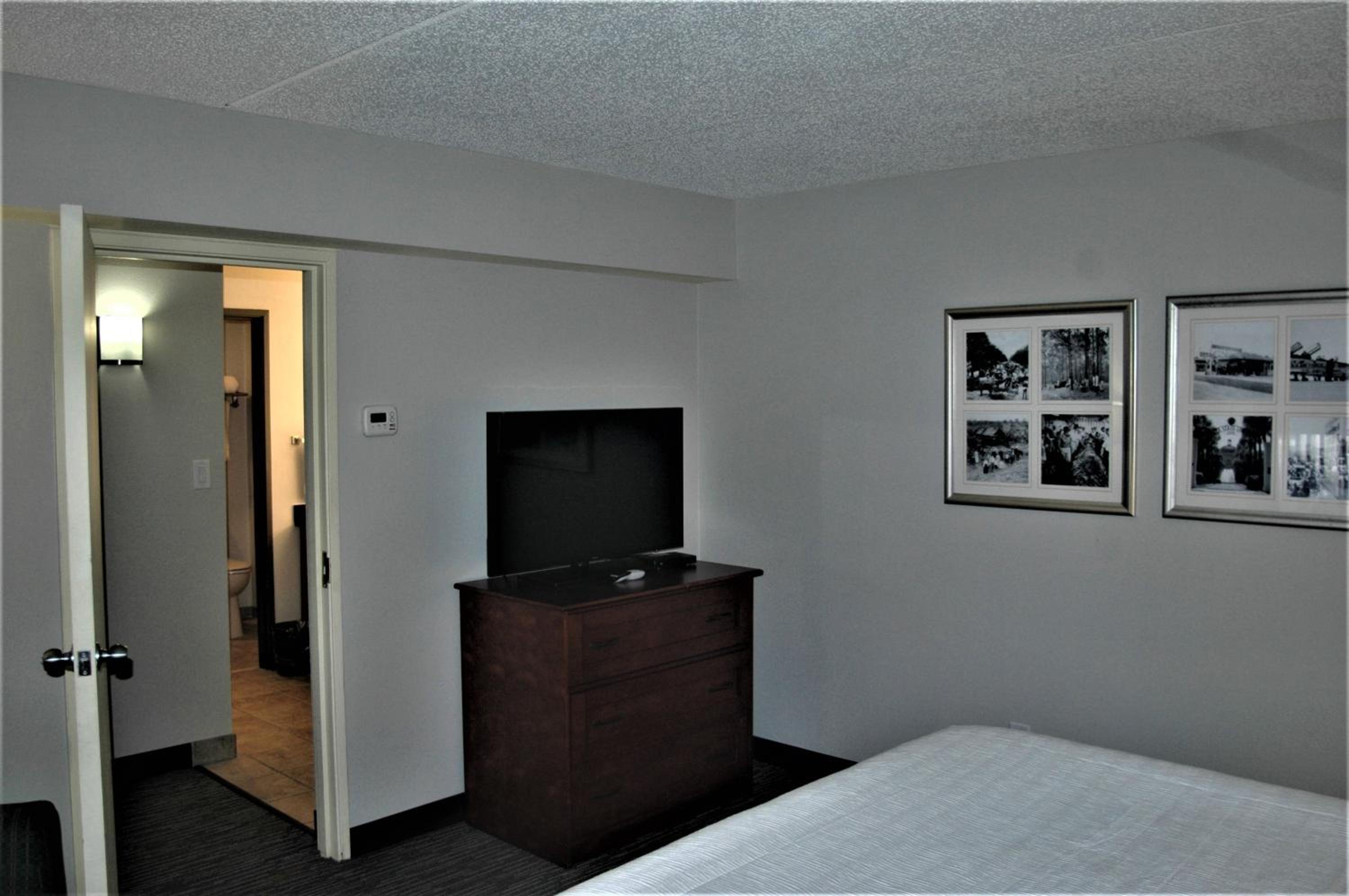 1 King Bed, Suite, City/Courtyard View, Non-Smoking - Photo 5