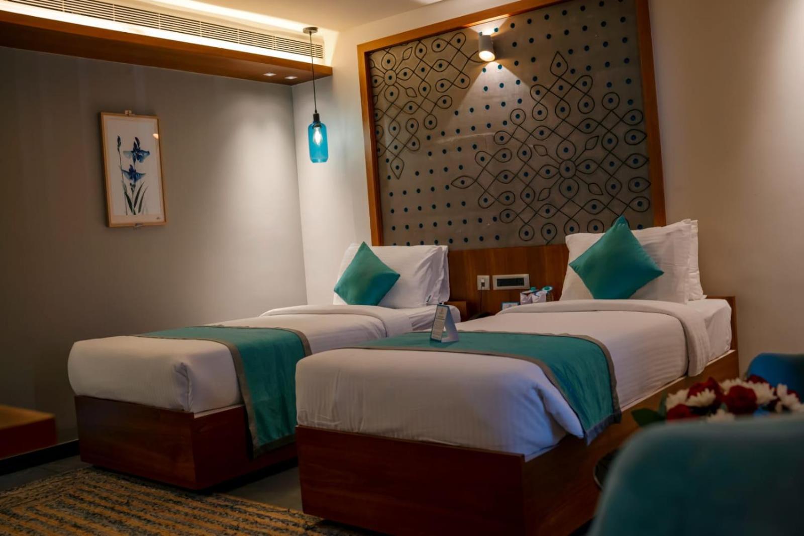 Queen Room with Two Queen Beds - Photo 8