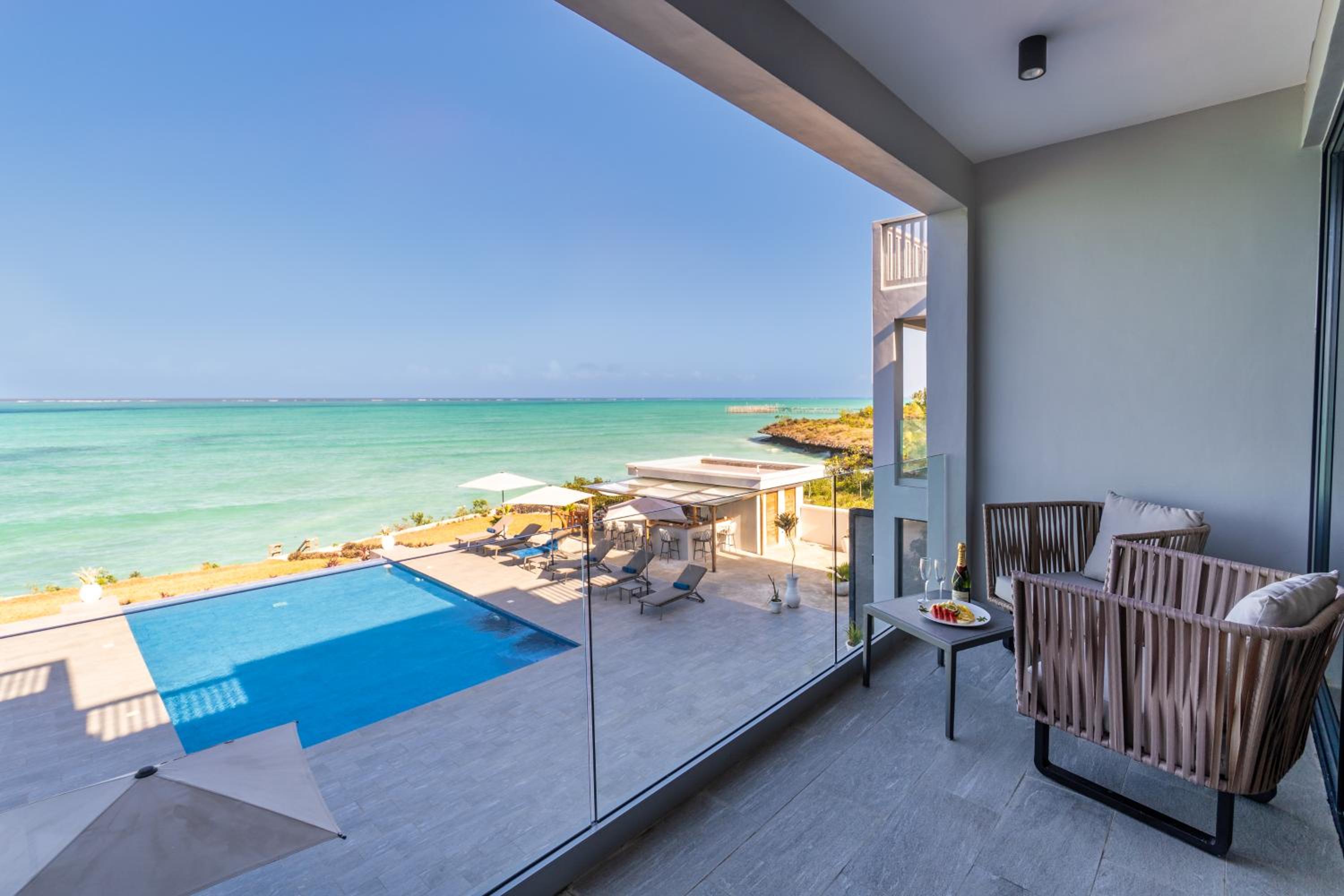 Deluxe Double Room with Balcony and Sea View - Photo 13