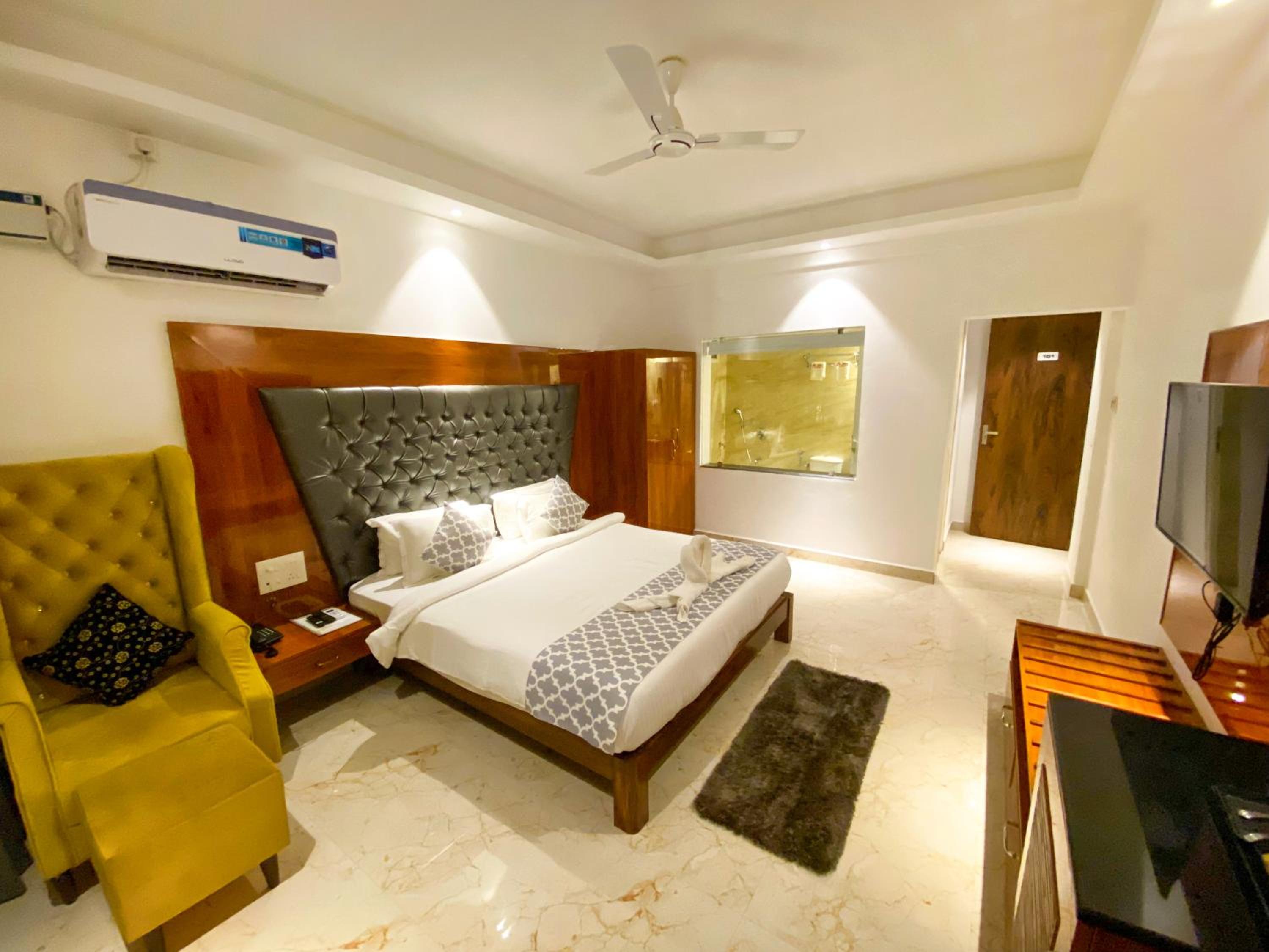 Standard king room w/ bathtub, pool view - welcome drink complimentary