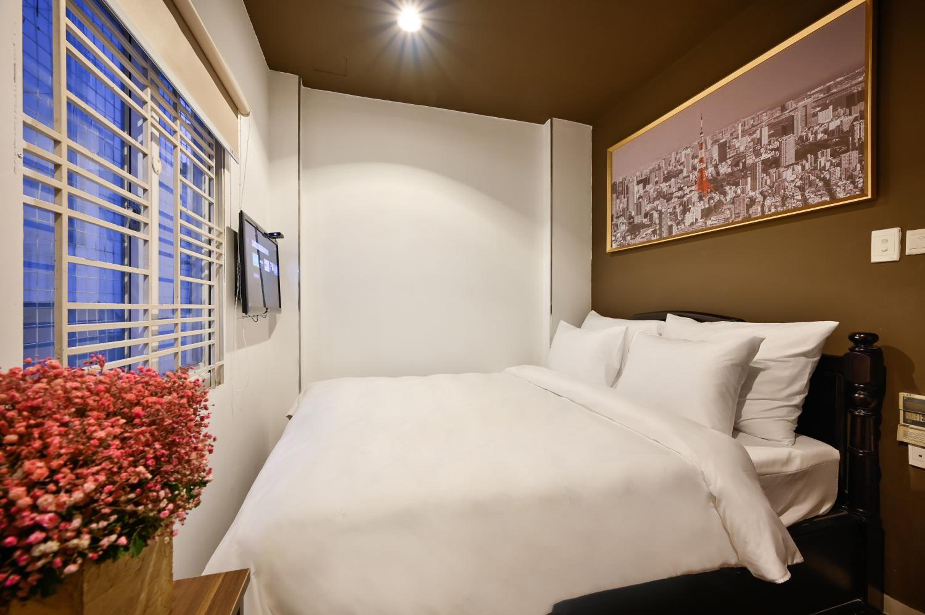 Deluxe Queen Room With Complimentary Daily Snack photo 2