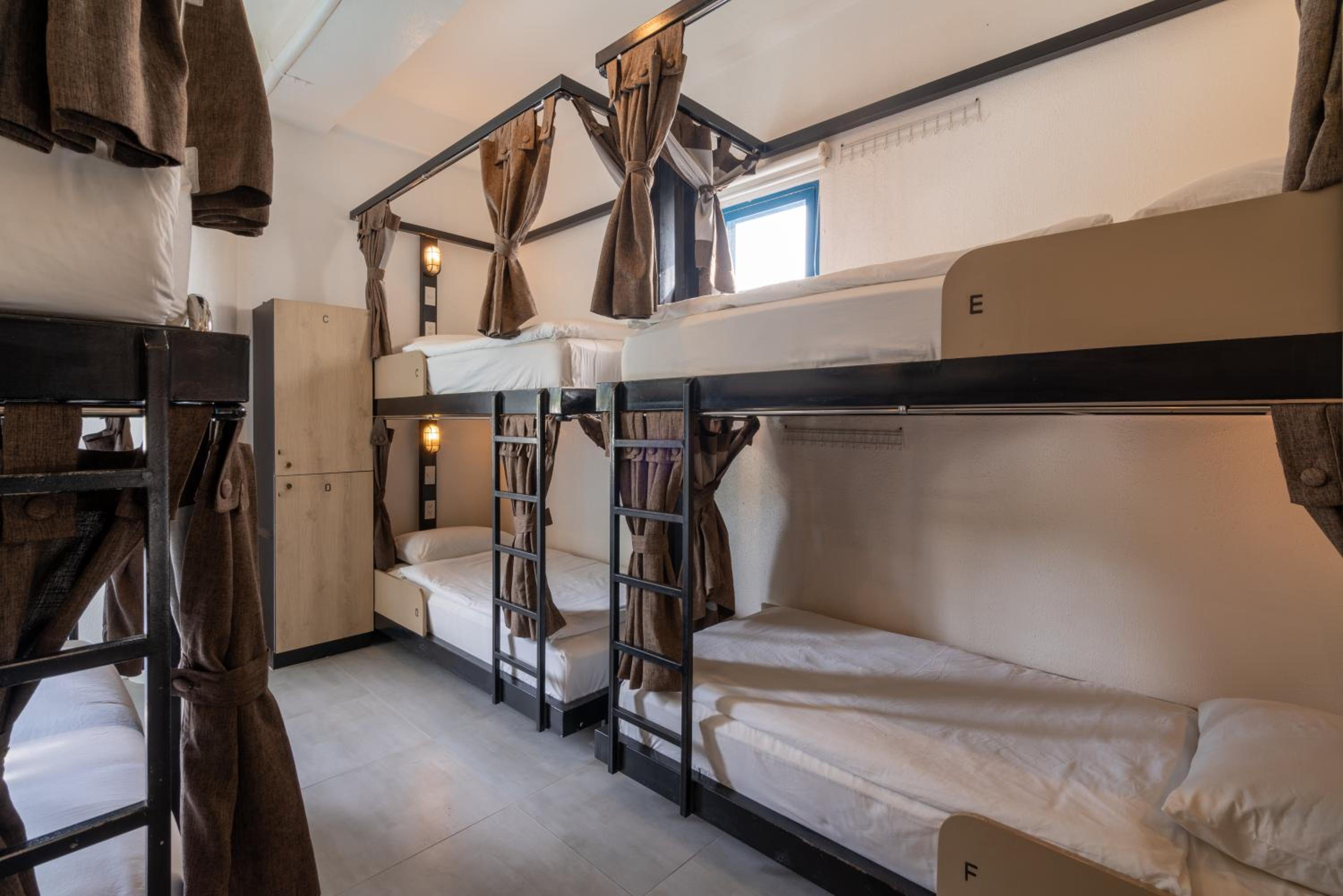 Bed in 12-Bed Mixed Dormitory Room photo 1