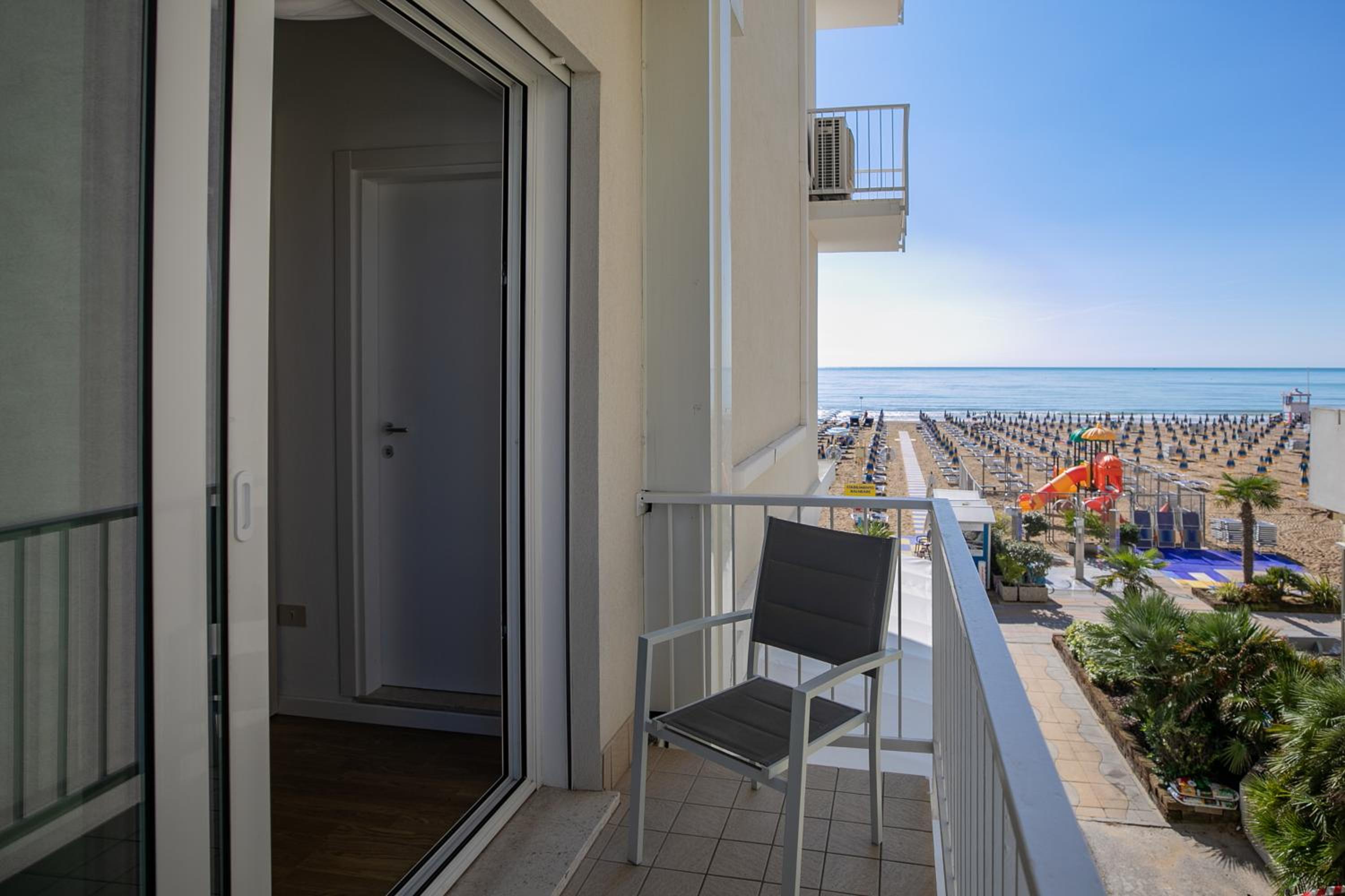 Comfort Double Room with Side Sea View - Photo 4