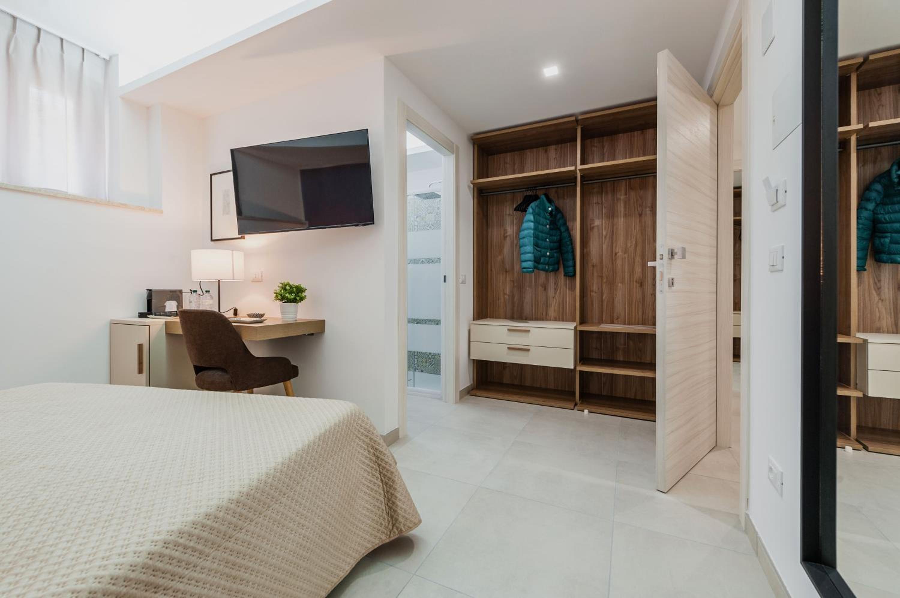Double Room - Photo 7