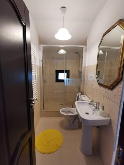 Seven-Bedroom House photo 2