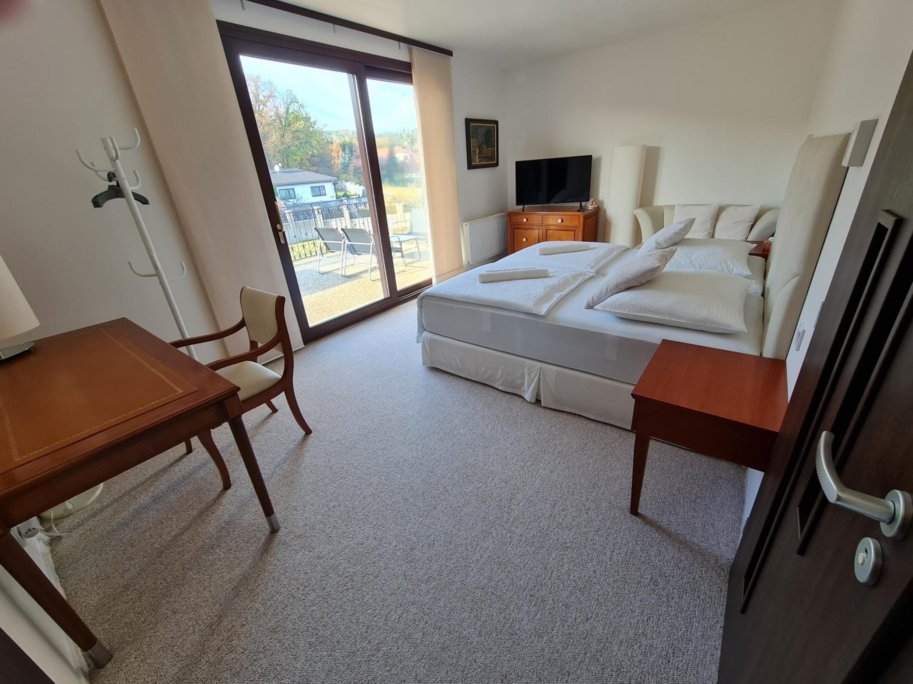 Deluxe Double Room with Balcony photo 3