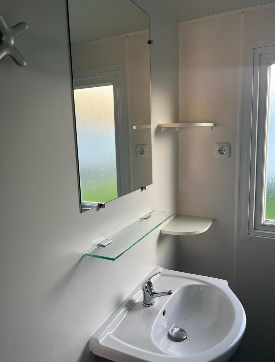 Mobile Home - Photo 3