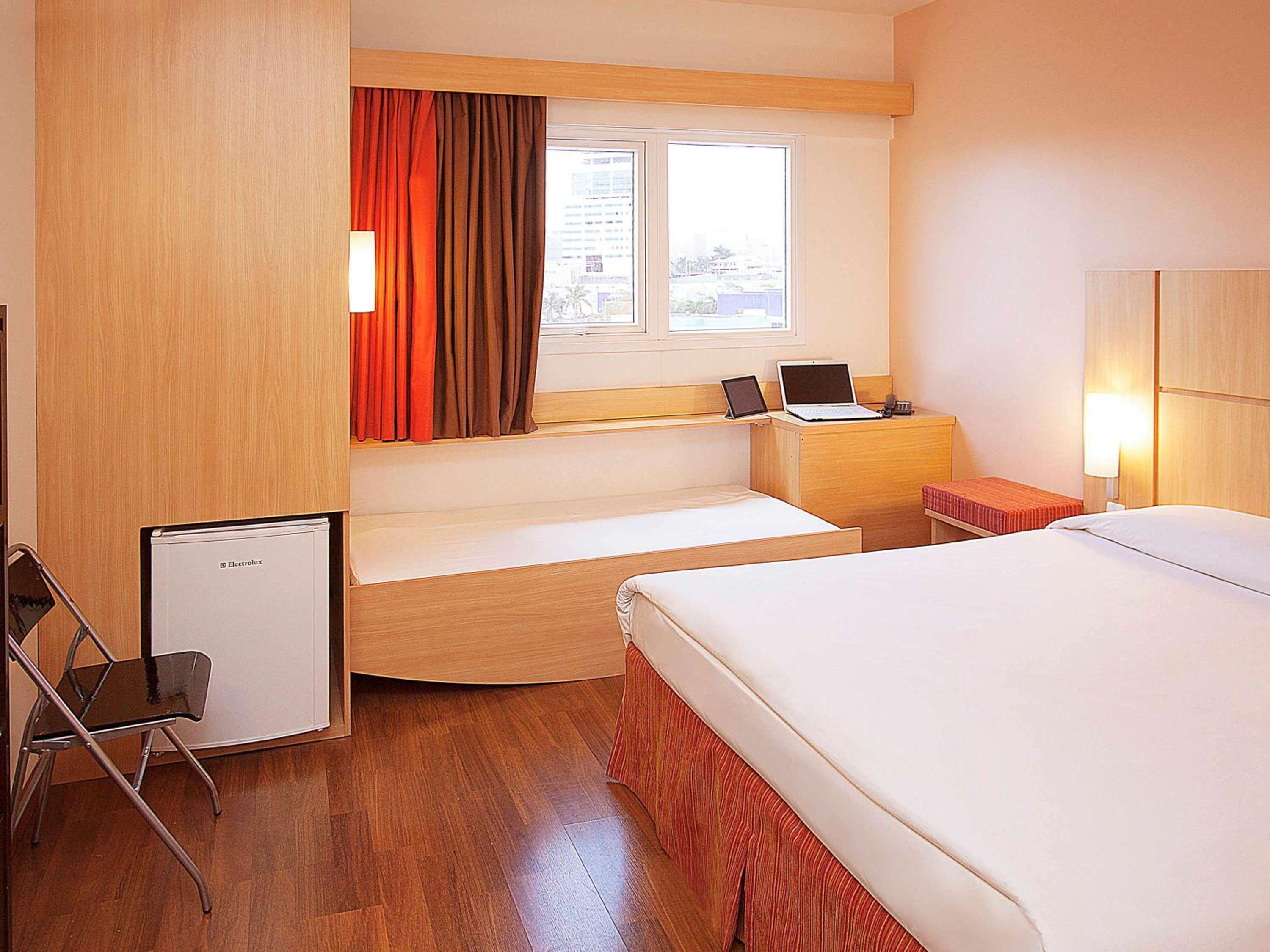 Quarto com 1 Cama de Casal e 1 Cama de Solteiro photo 1