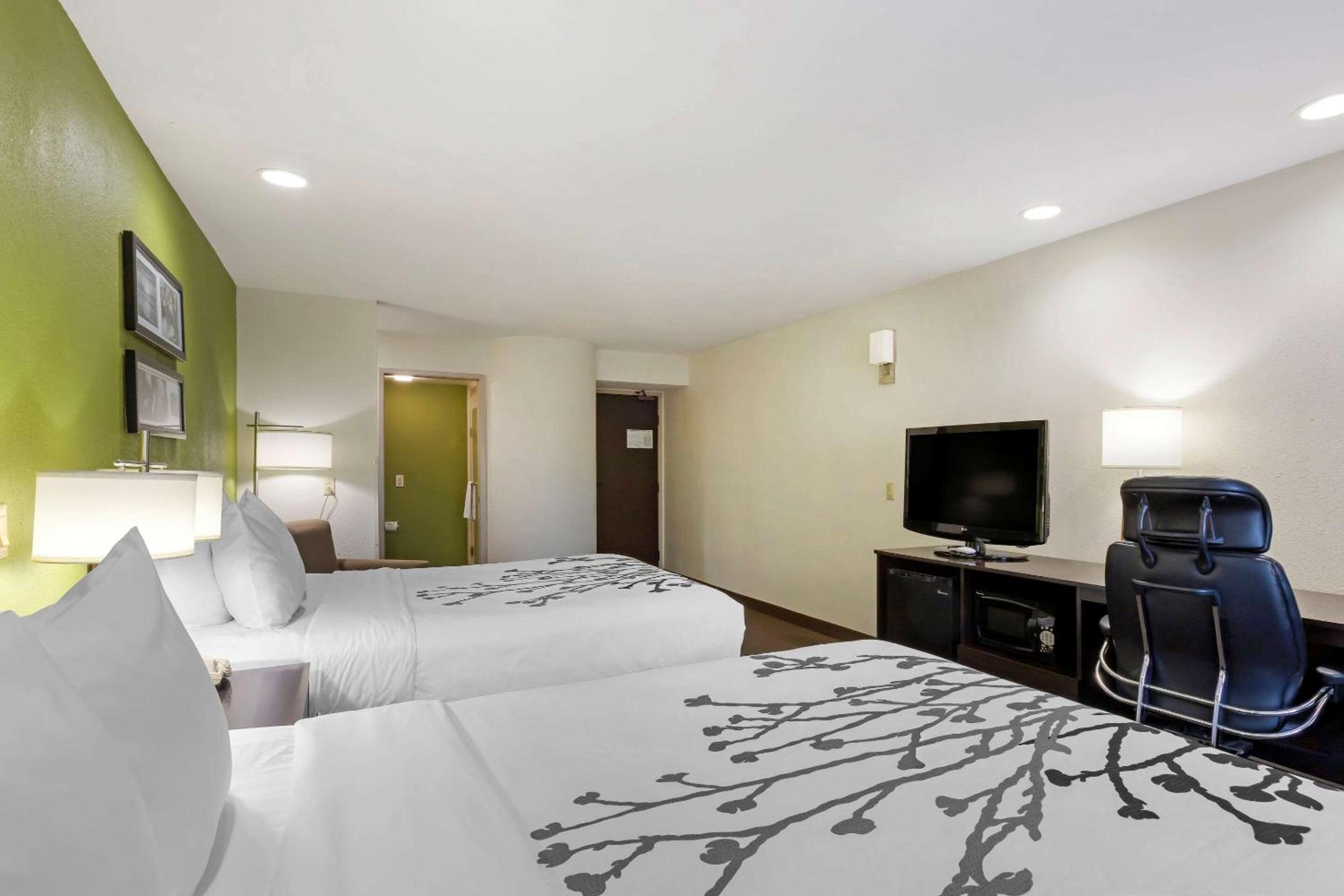 Queen Suite - Non-Smoking - Photo 3