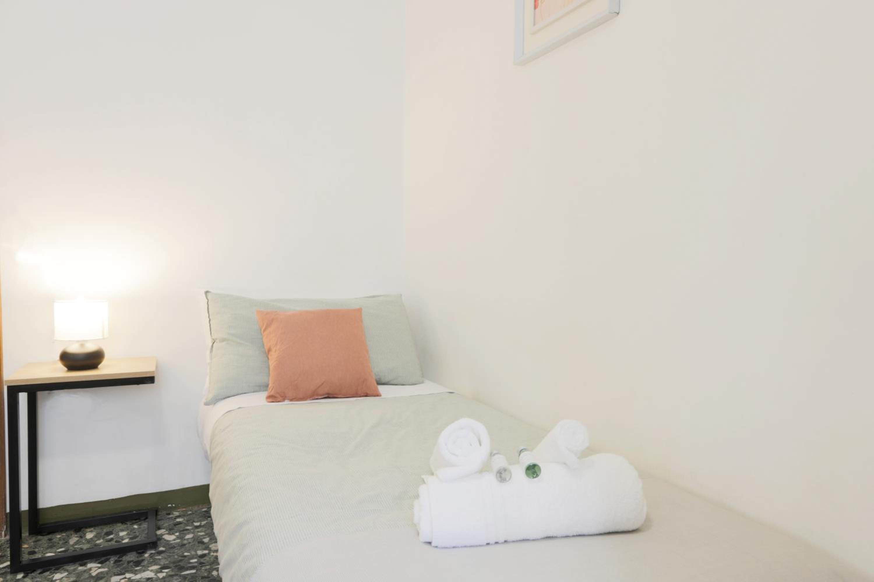 Single Room with Shared Bathroom photo 2