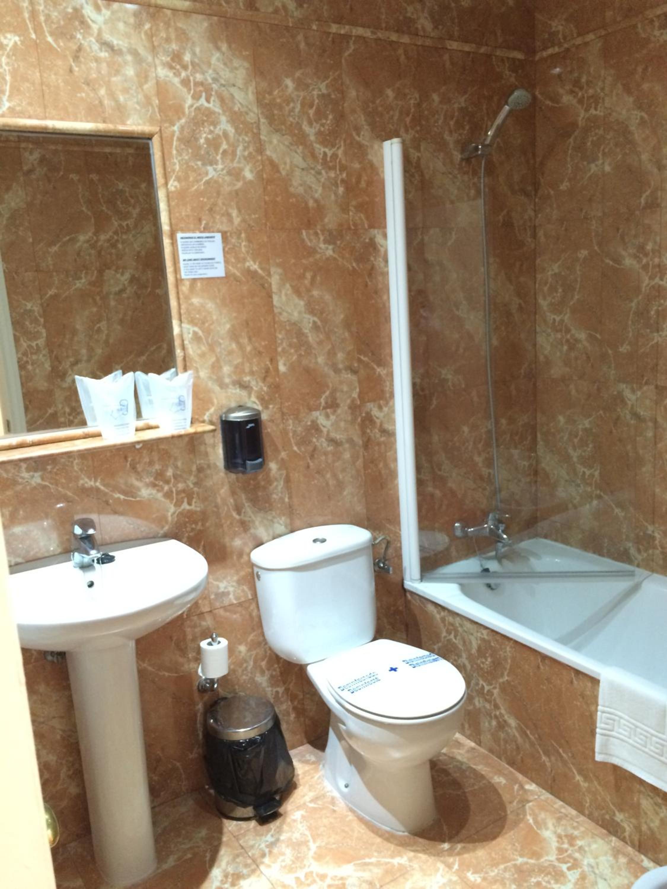 Twin Room - Photo 8