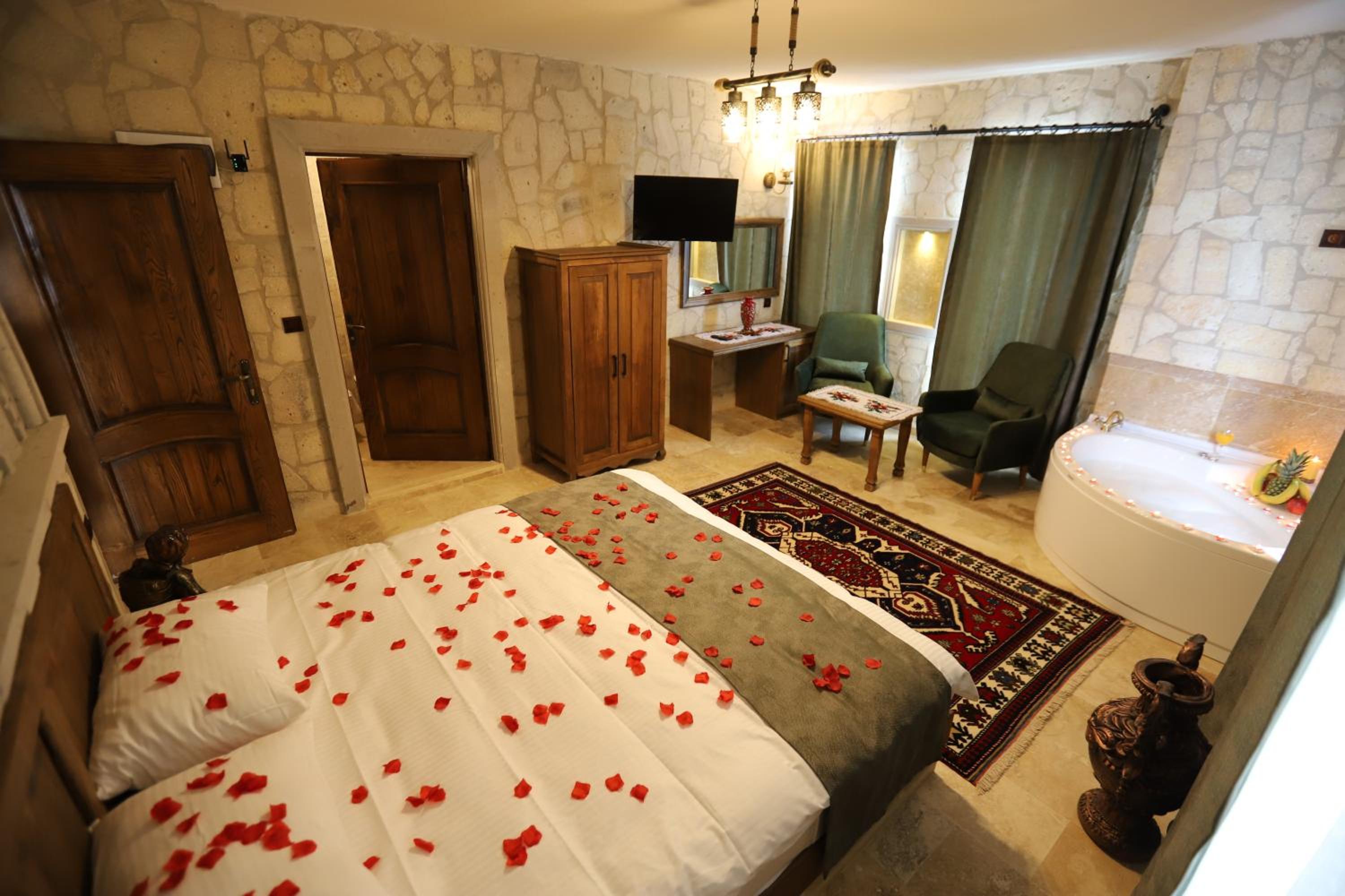 Queen Room with Spa Bath - Photo 16
