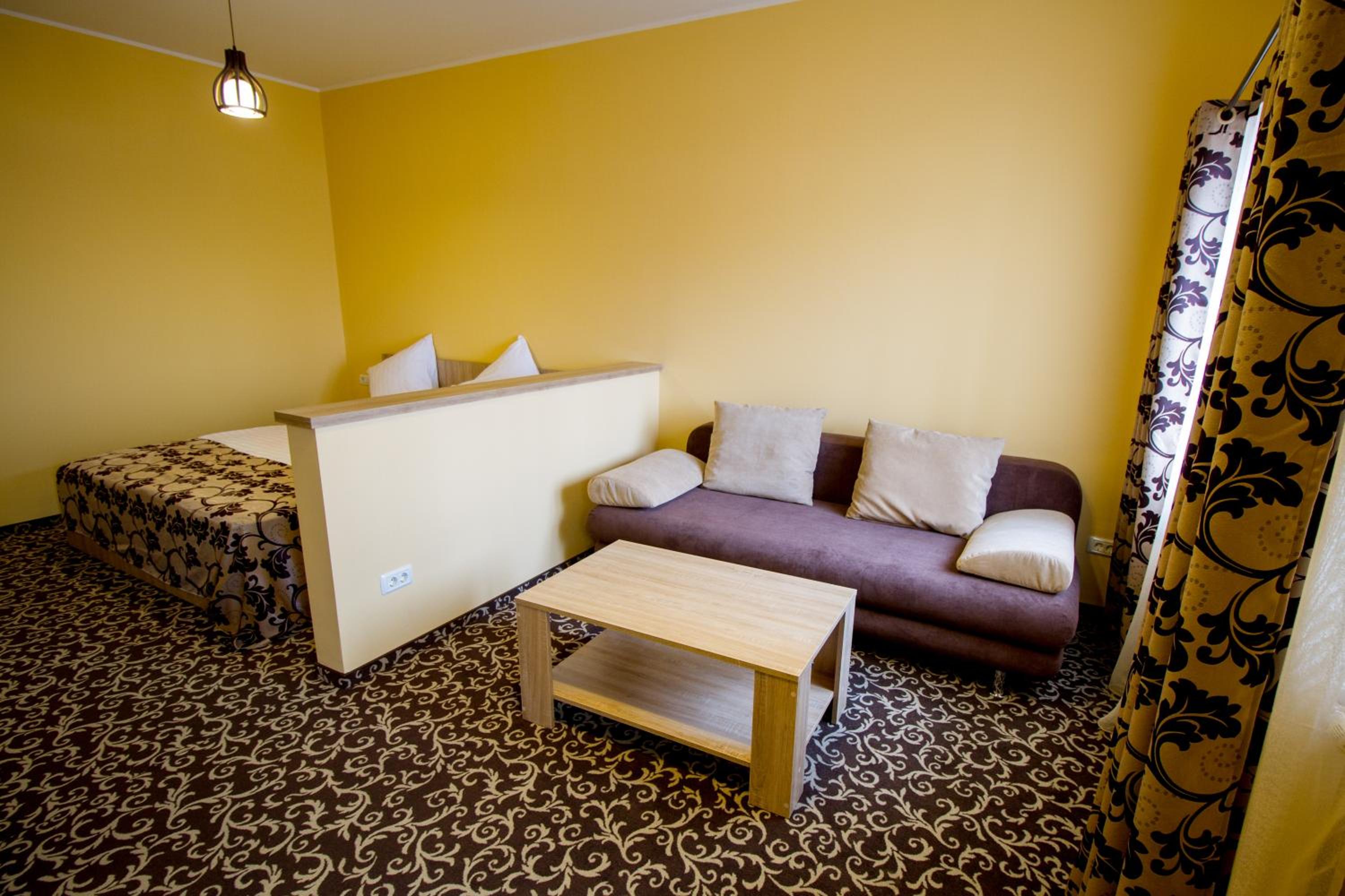 Family Room (2 Adults + 2 Children)