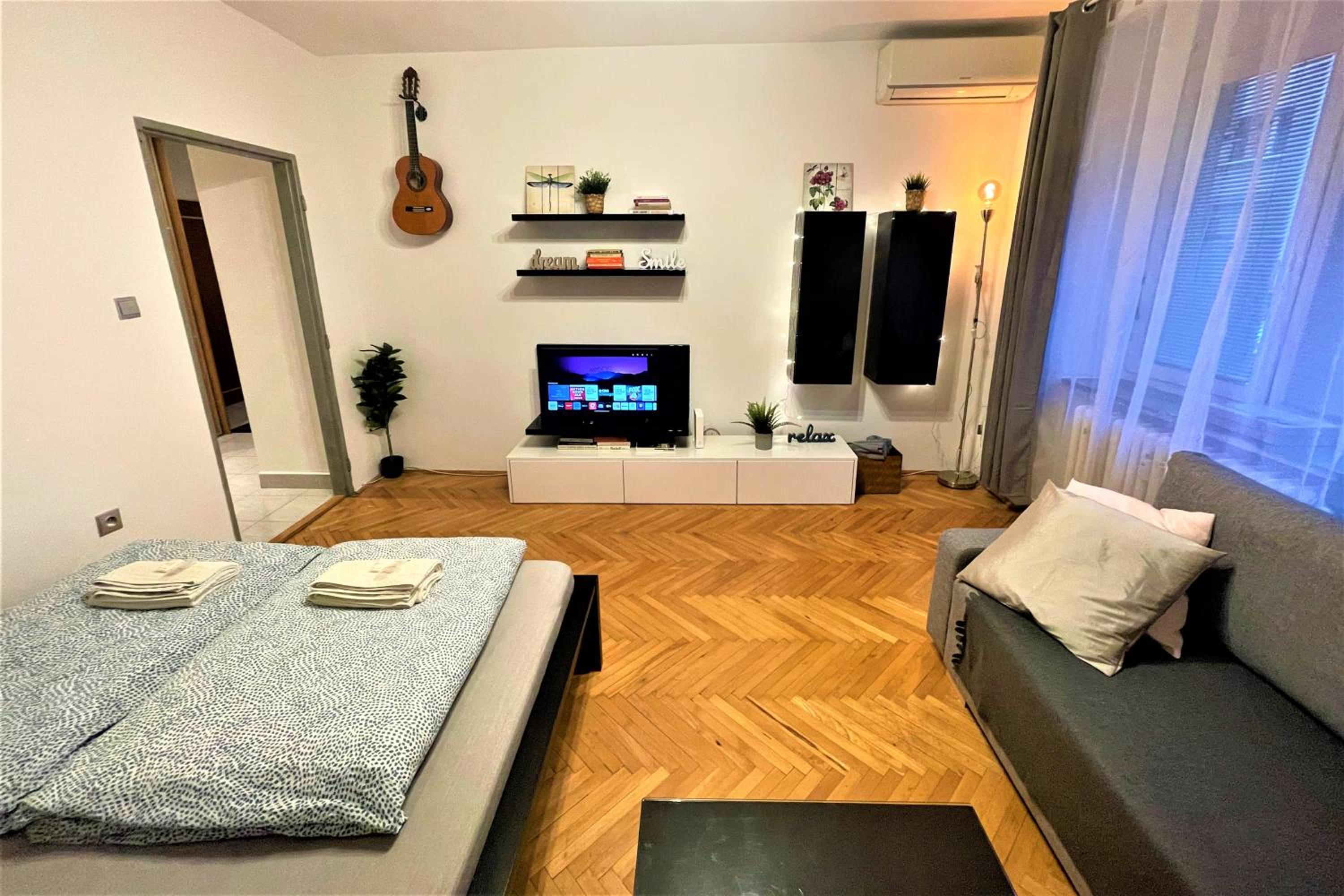 One-Bedroom Apartment photo 1