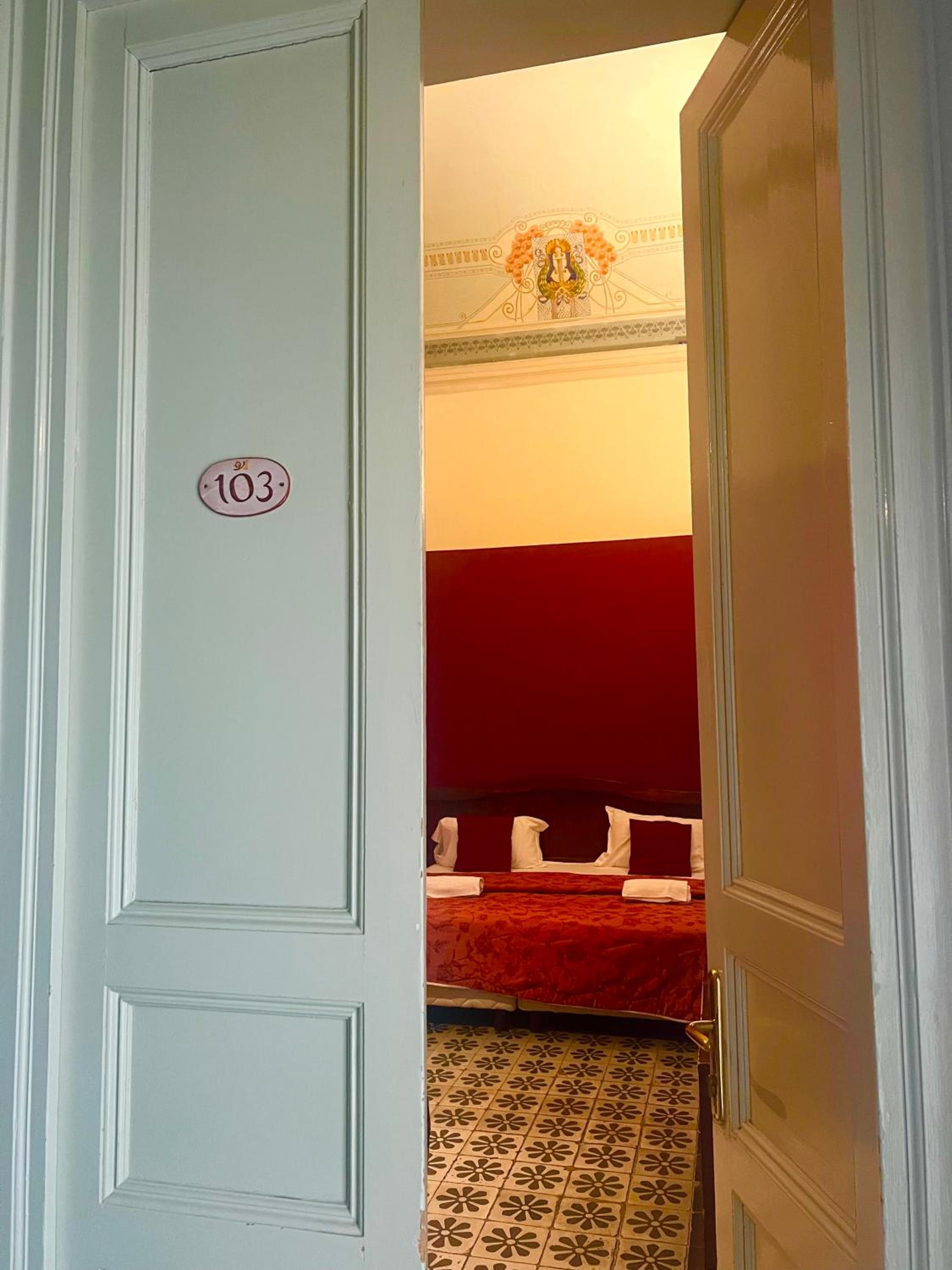 Deluxe Double Room - Photo 10