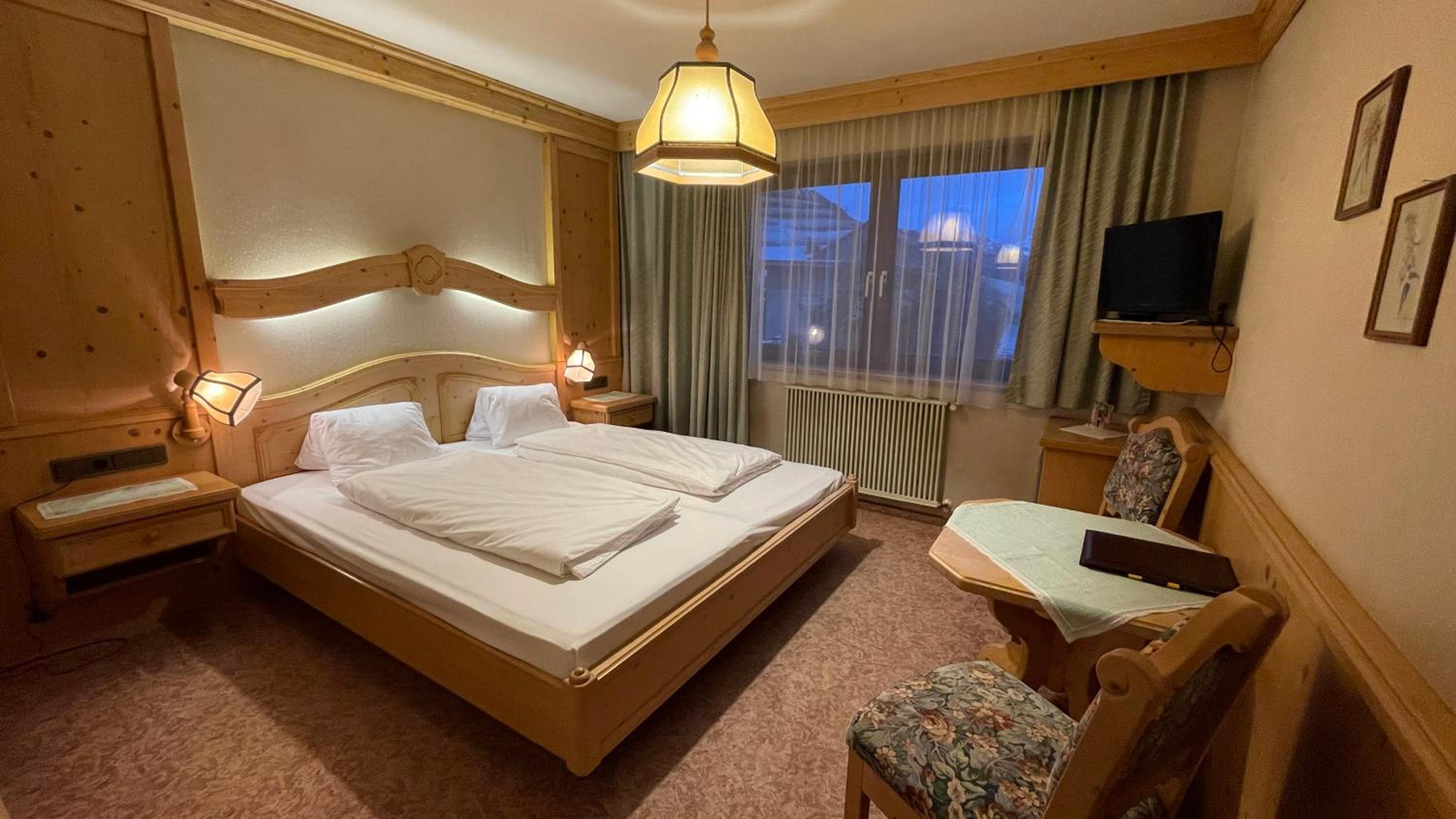 Budget Double Room with Bathtub and North View - Photo 5