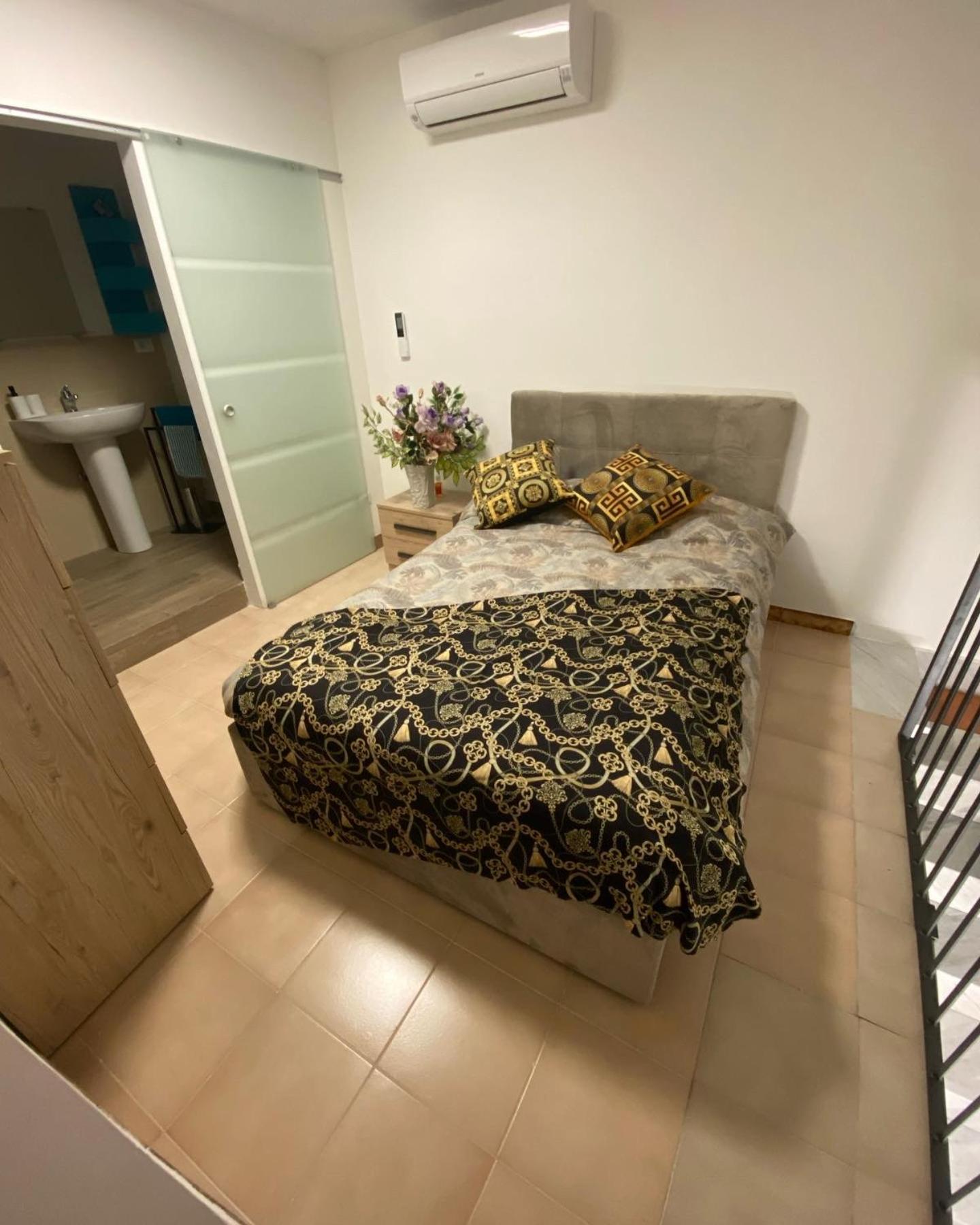 Deluxe Single Room with Balcony photo 1