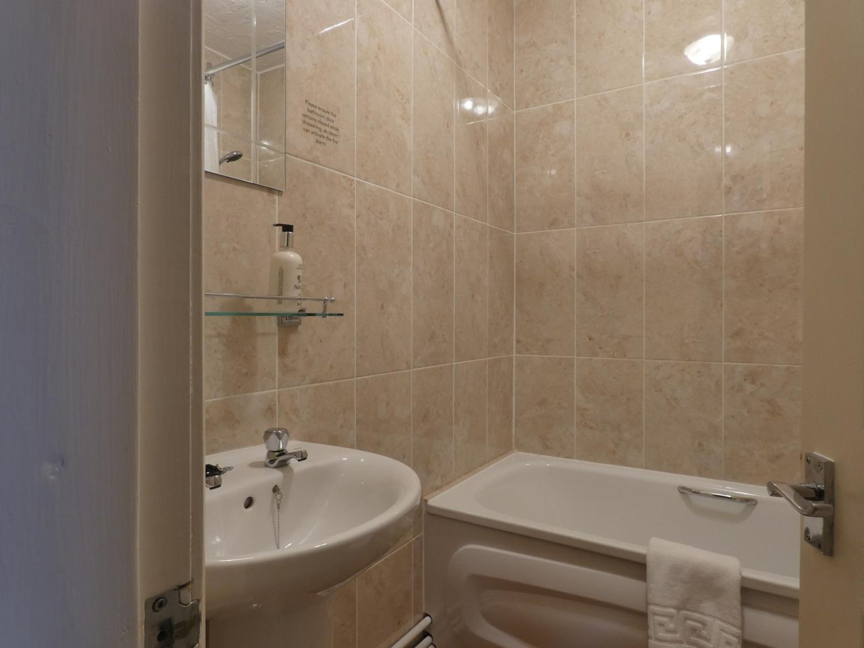 Double Room - Photo 16