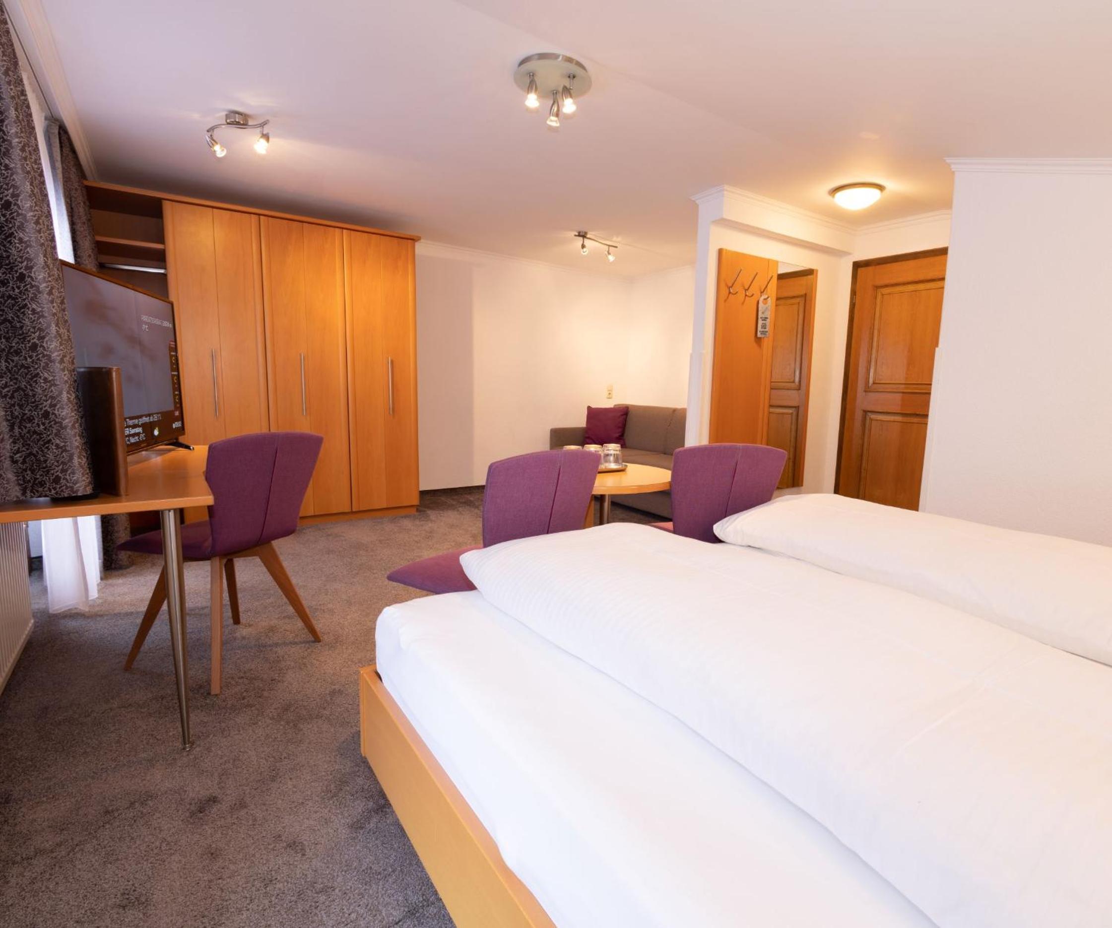 Economy Triple Room photo 2