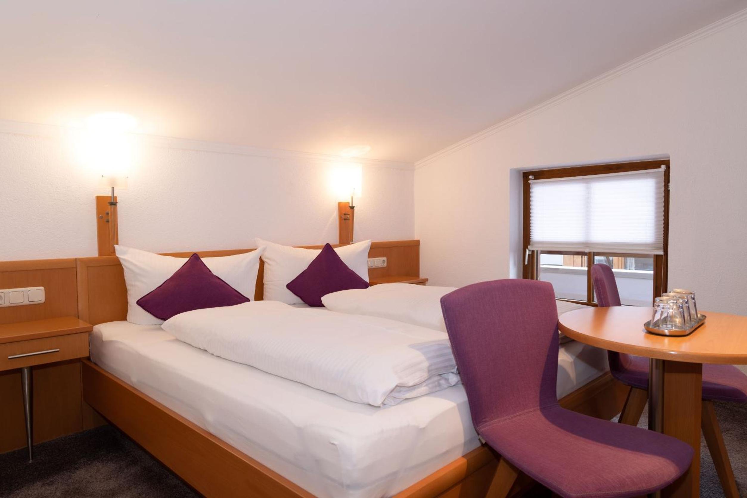 Economy Triple Room photo 3