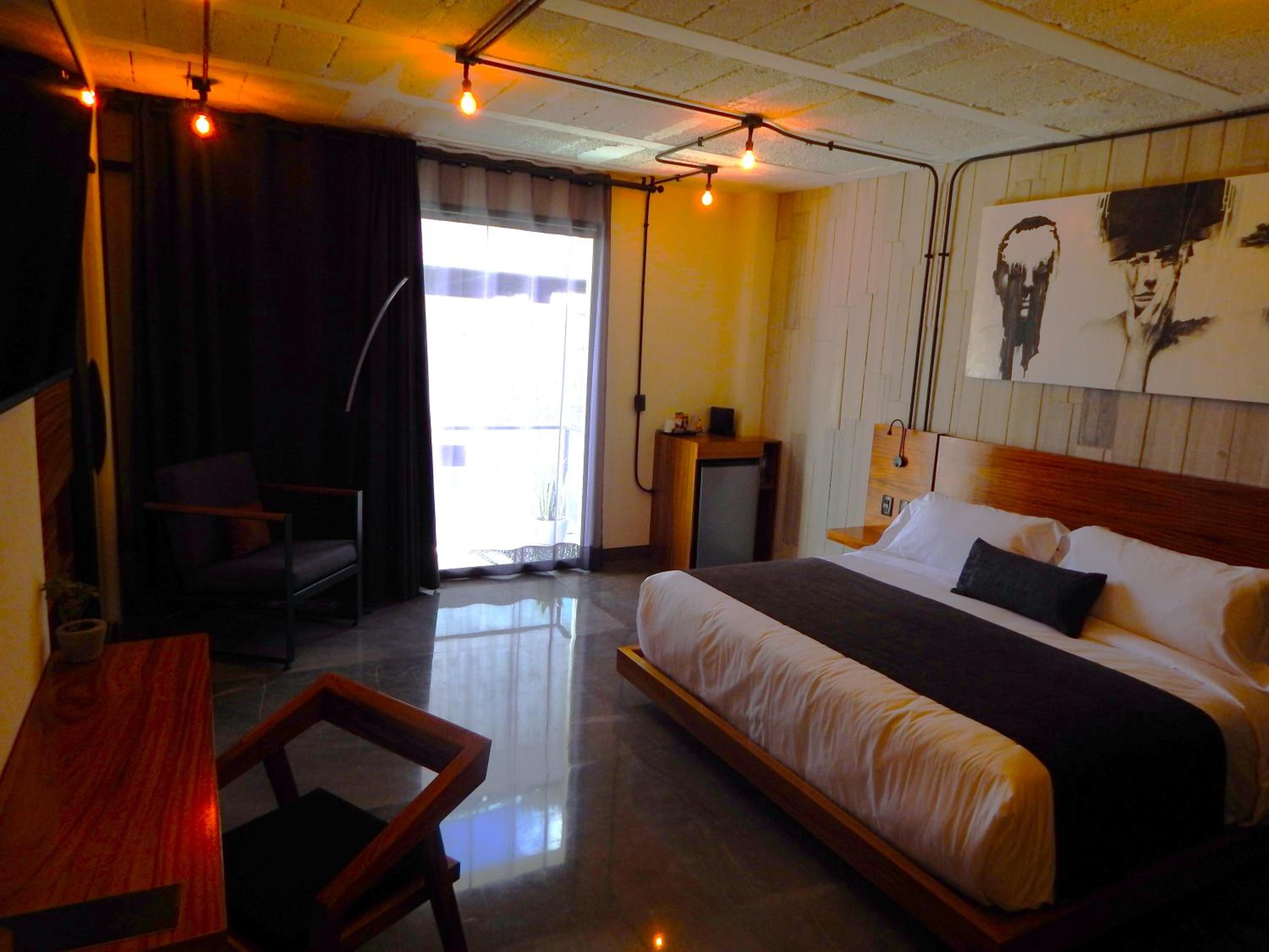 Standard King Room - Photo 5