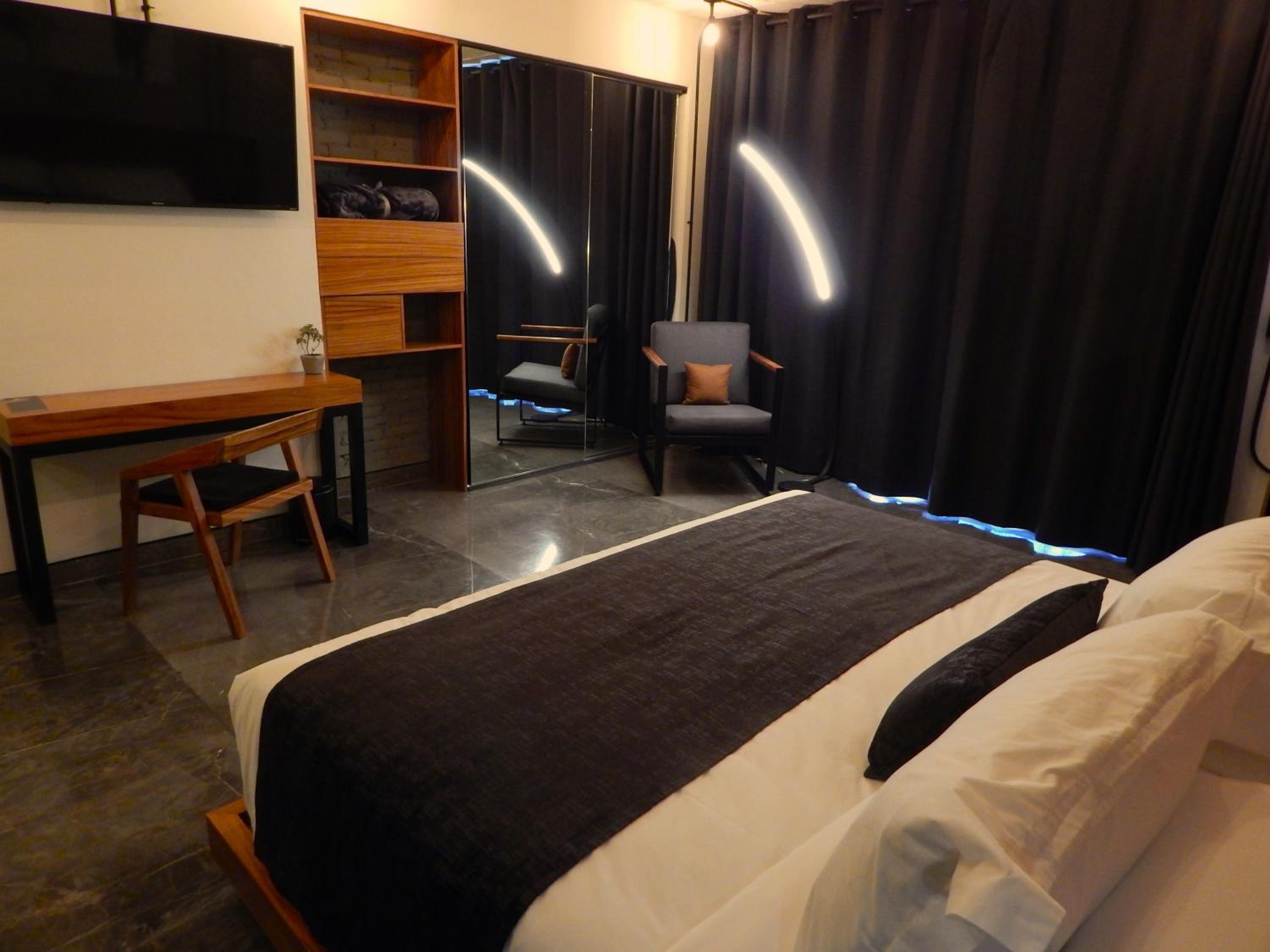 Standard King Room - Photo 3