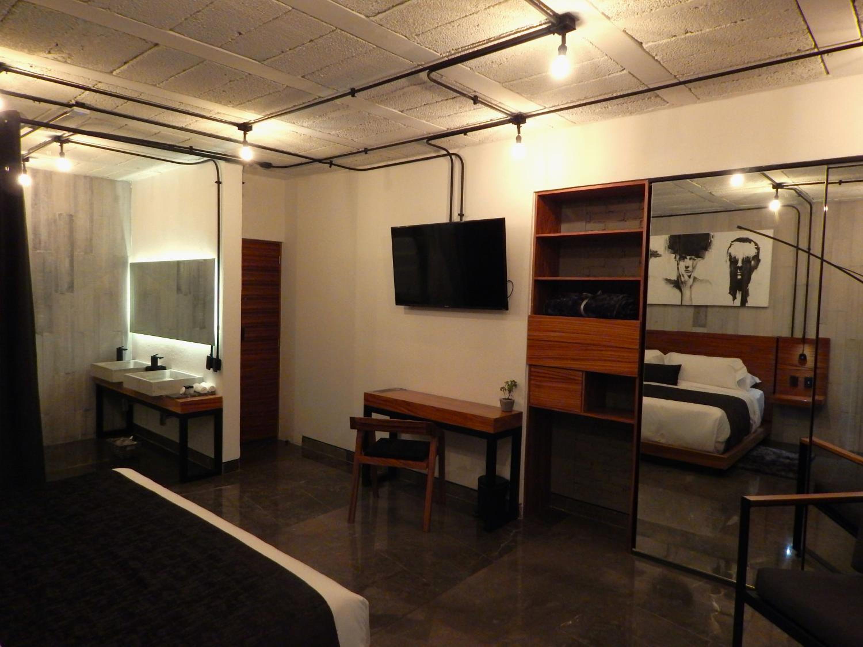 Standard King Room - Photo 4