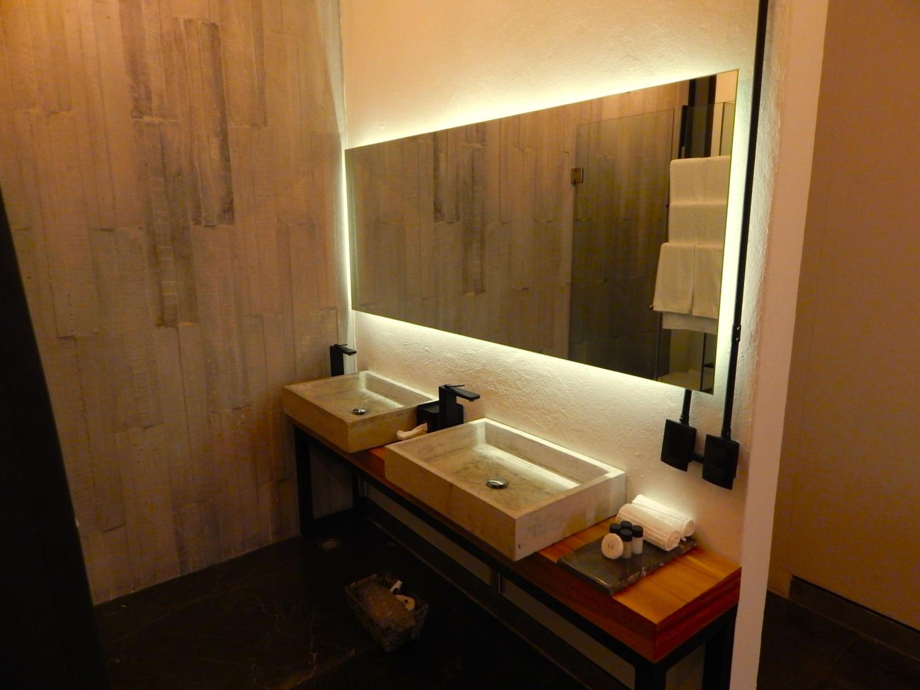 Standard King Room - Photo 6