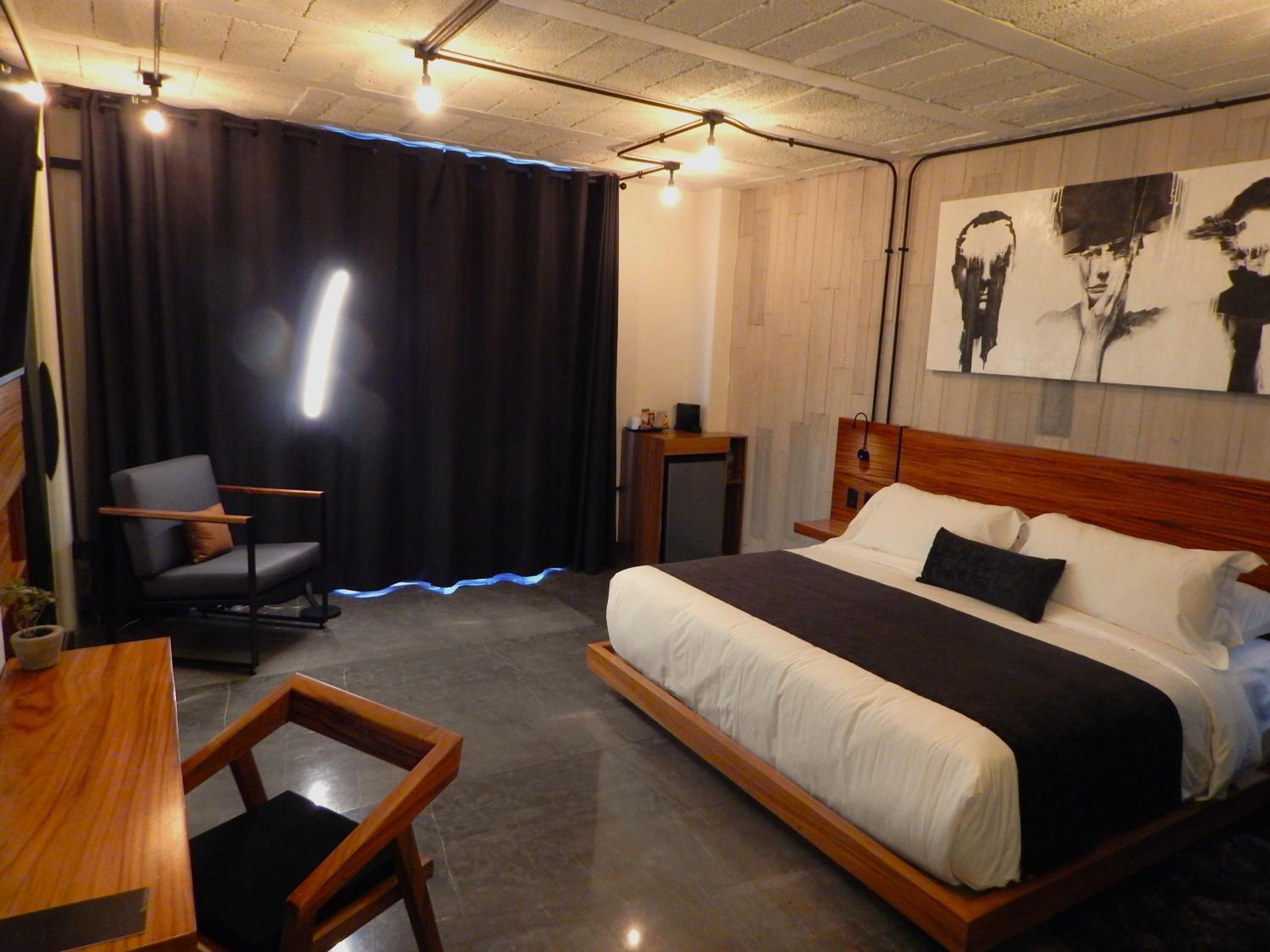 Standard King Room - Photo 2