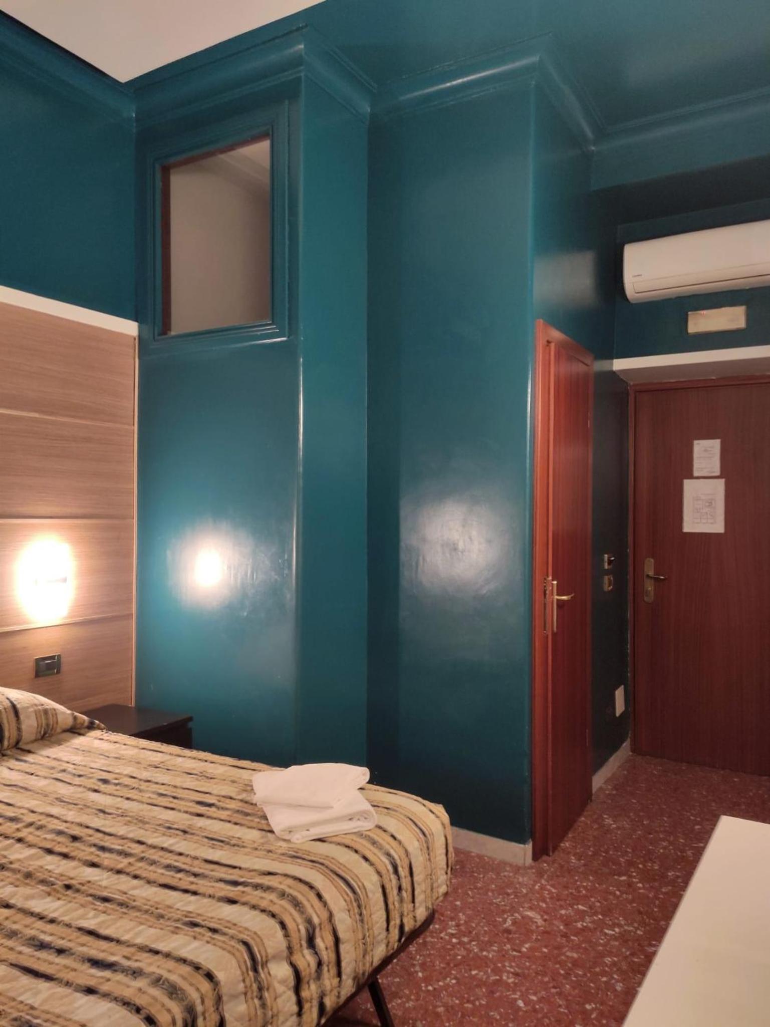Large Double Room photo 3