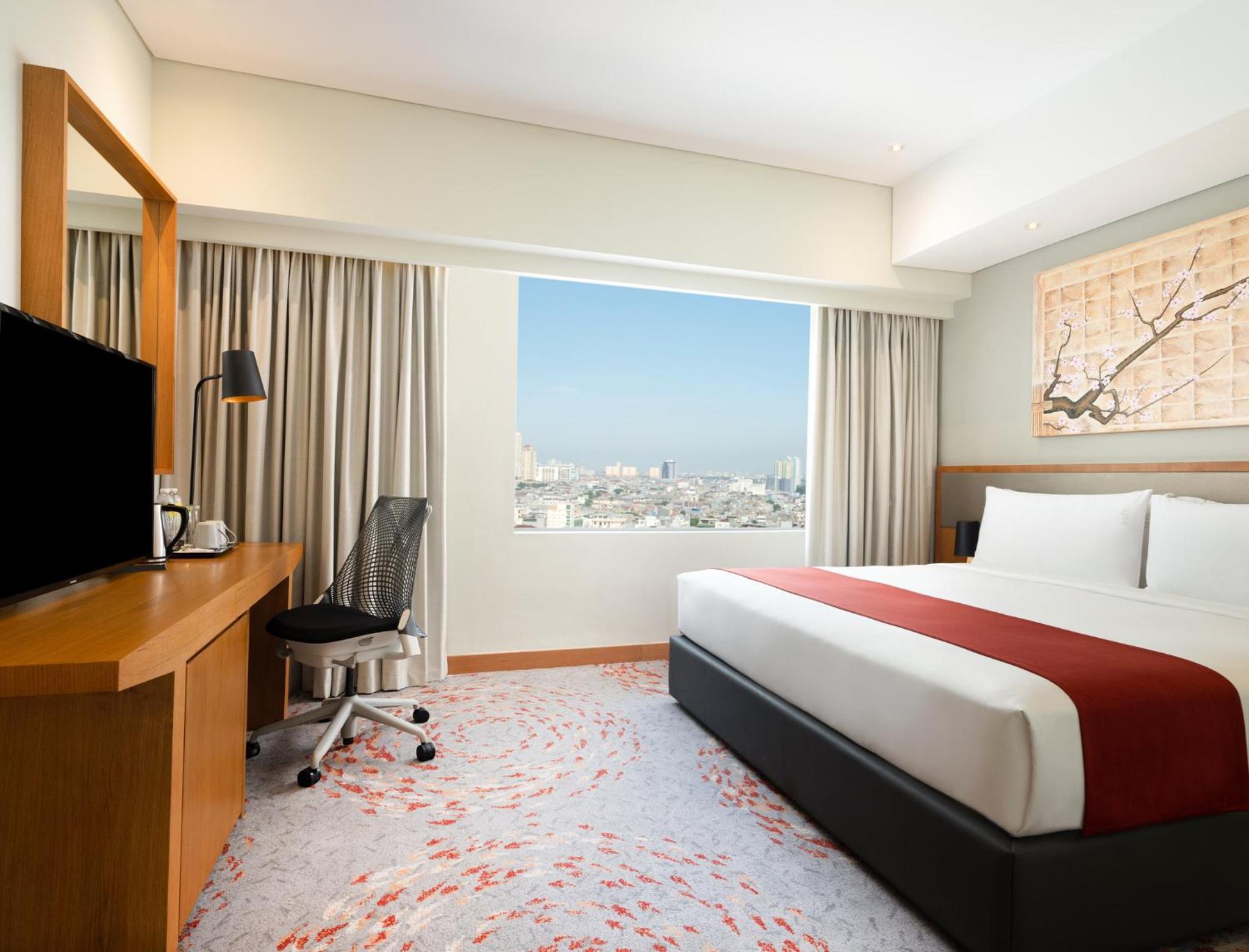 One-Bedroom Suite with City View and Daybed