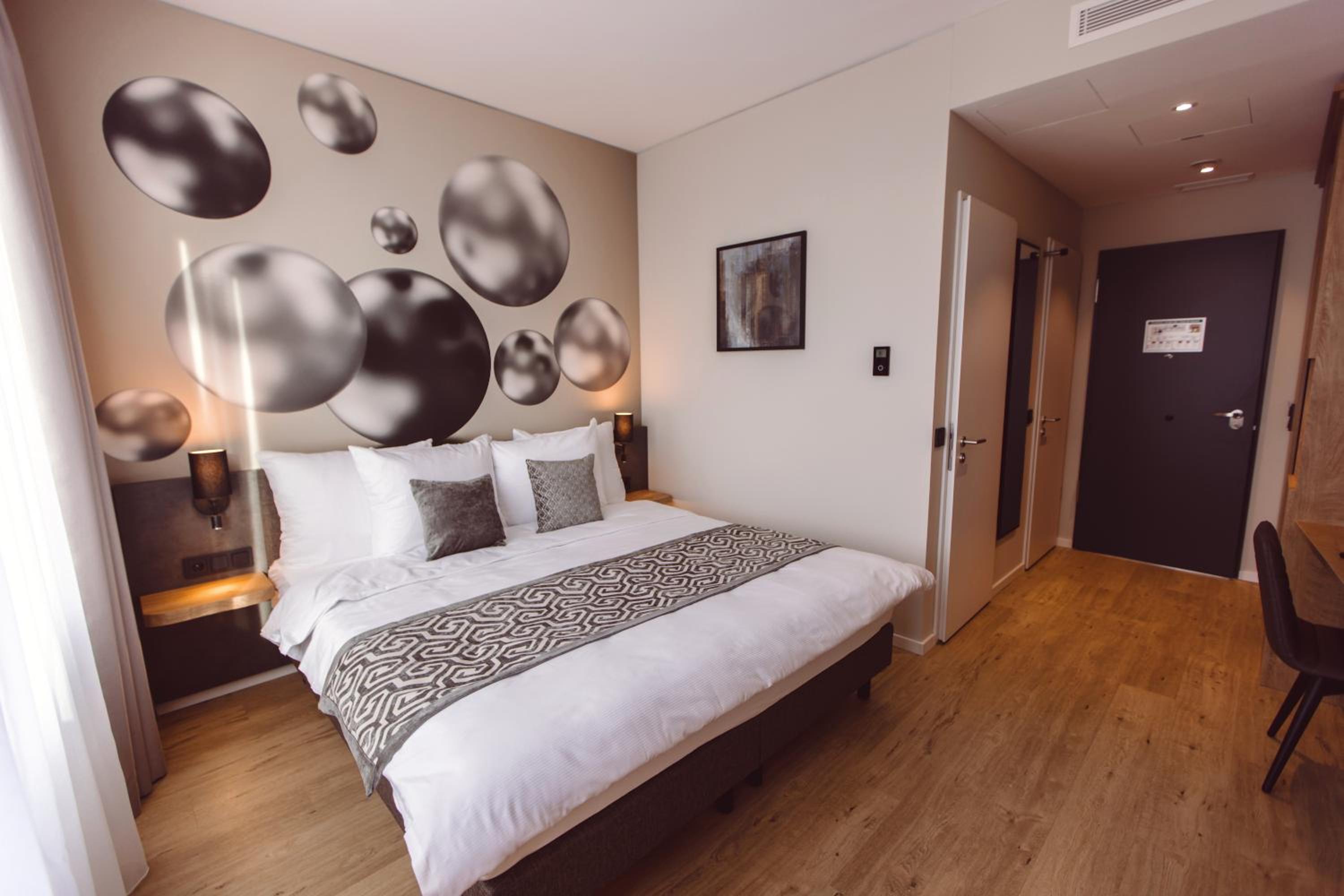 Standard Double Room - Photo 12