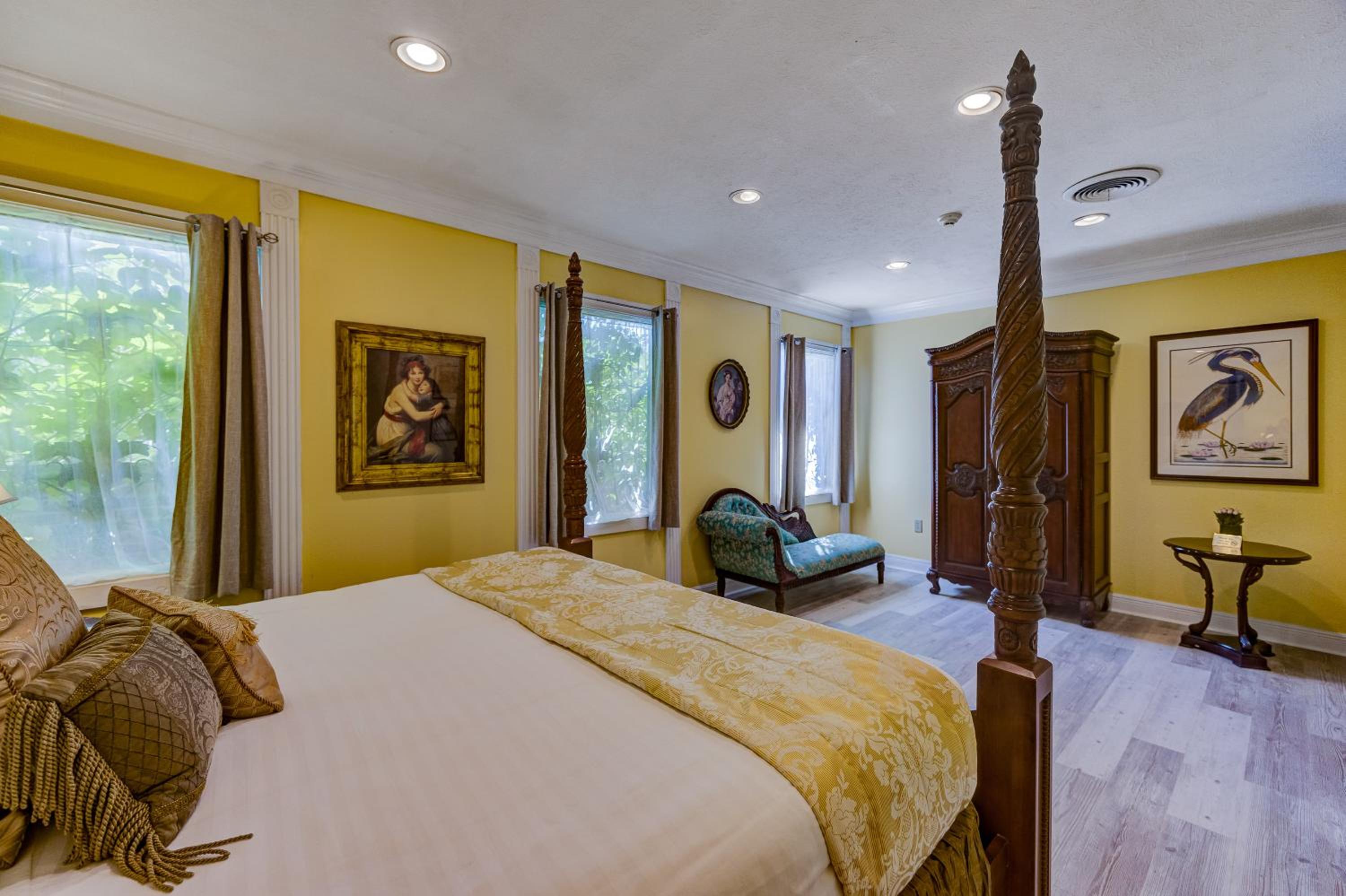 Deluxe Double Room (2 Adults + 1 Child)