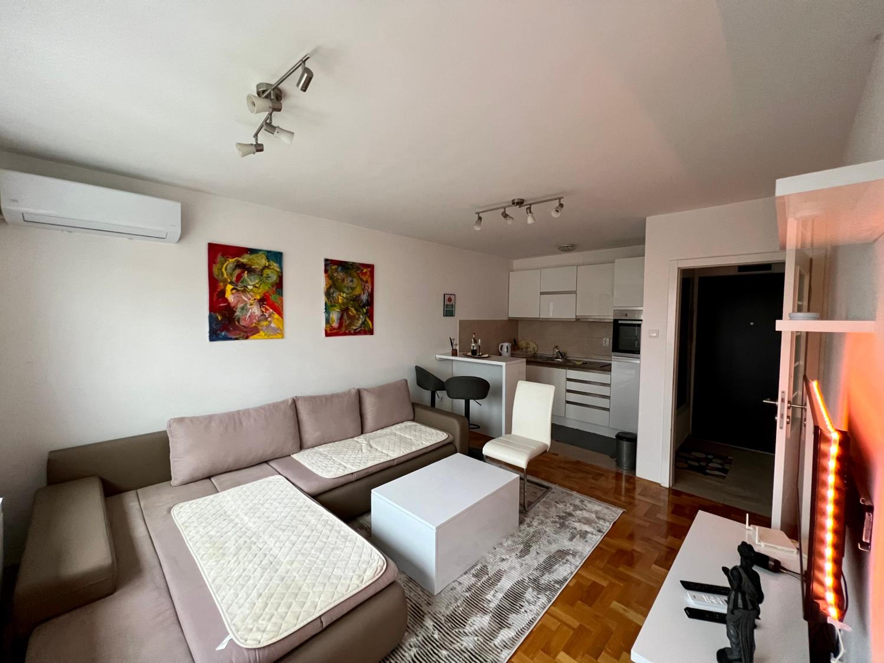 One-Bedroom Apartment photo 1