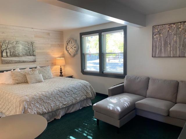Deluxe King Room photo 1