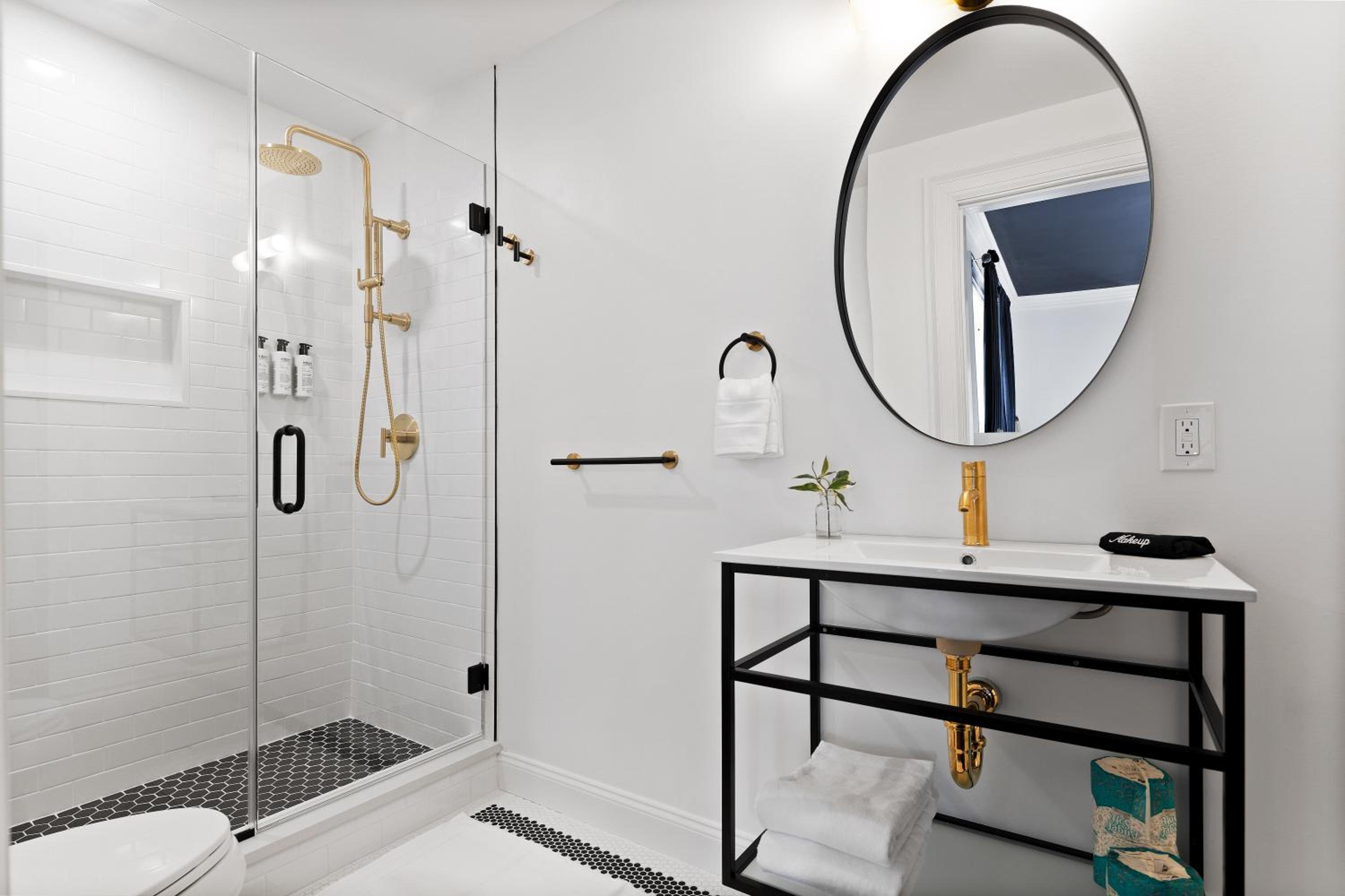 Deluxe Queen Suite - Photo 4