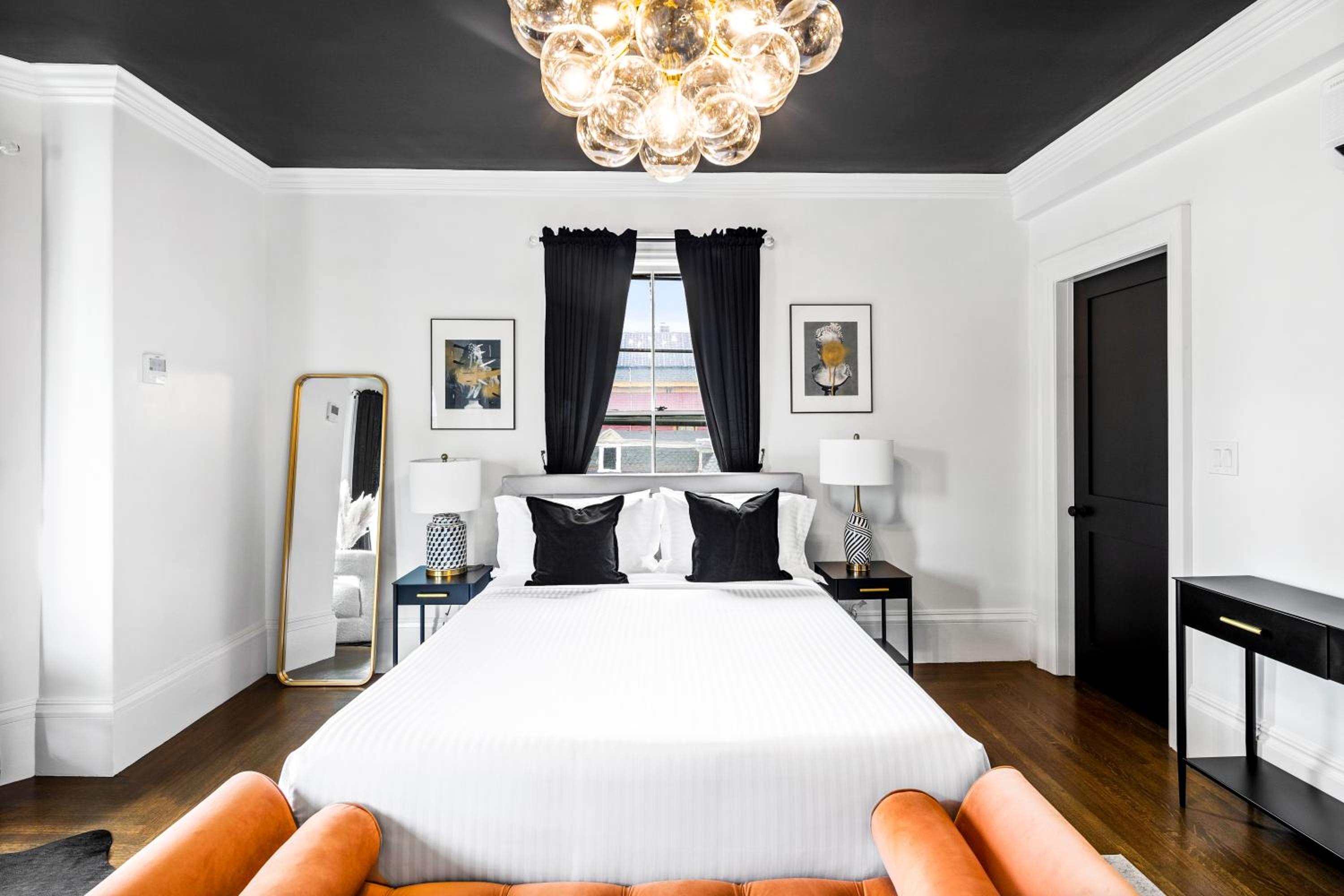 Deluxe Queen Suite - Photo 3