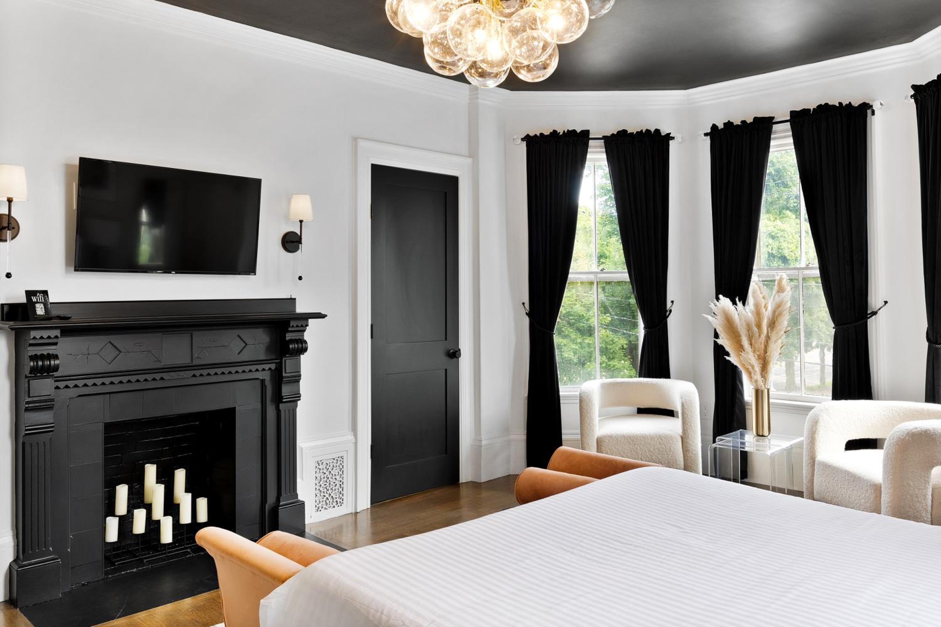 Deluxe Queen Suite - Photo 2