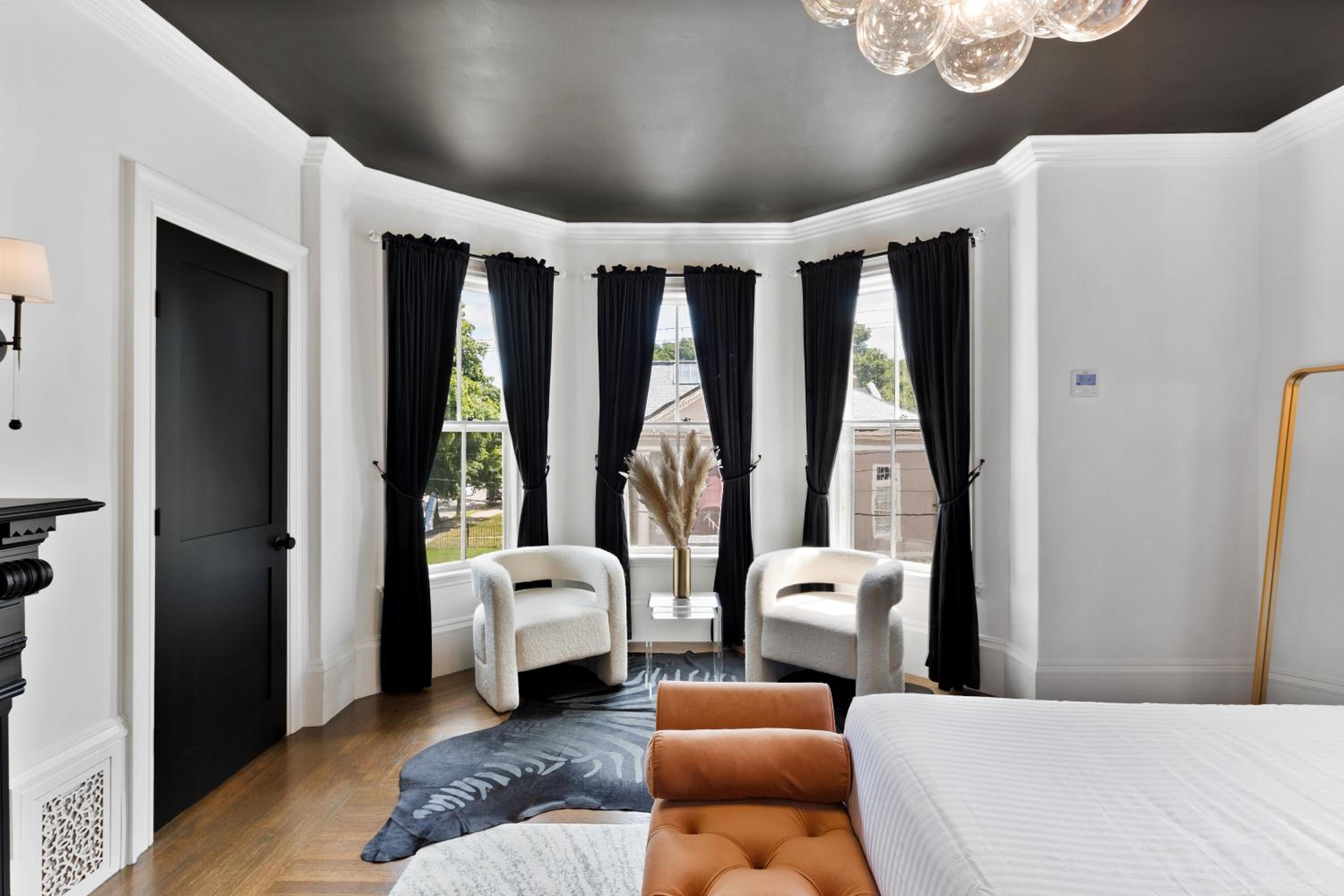 Deluxe Queen Suite - Photo 5