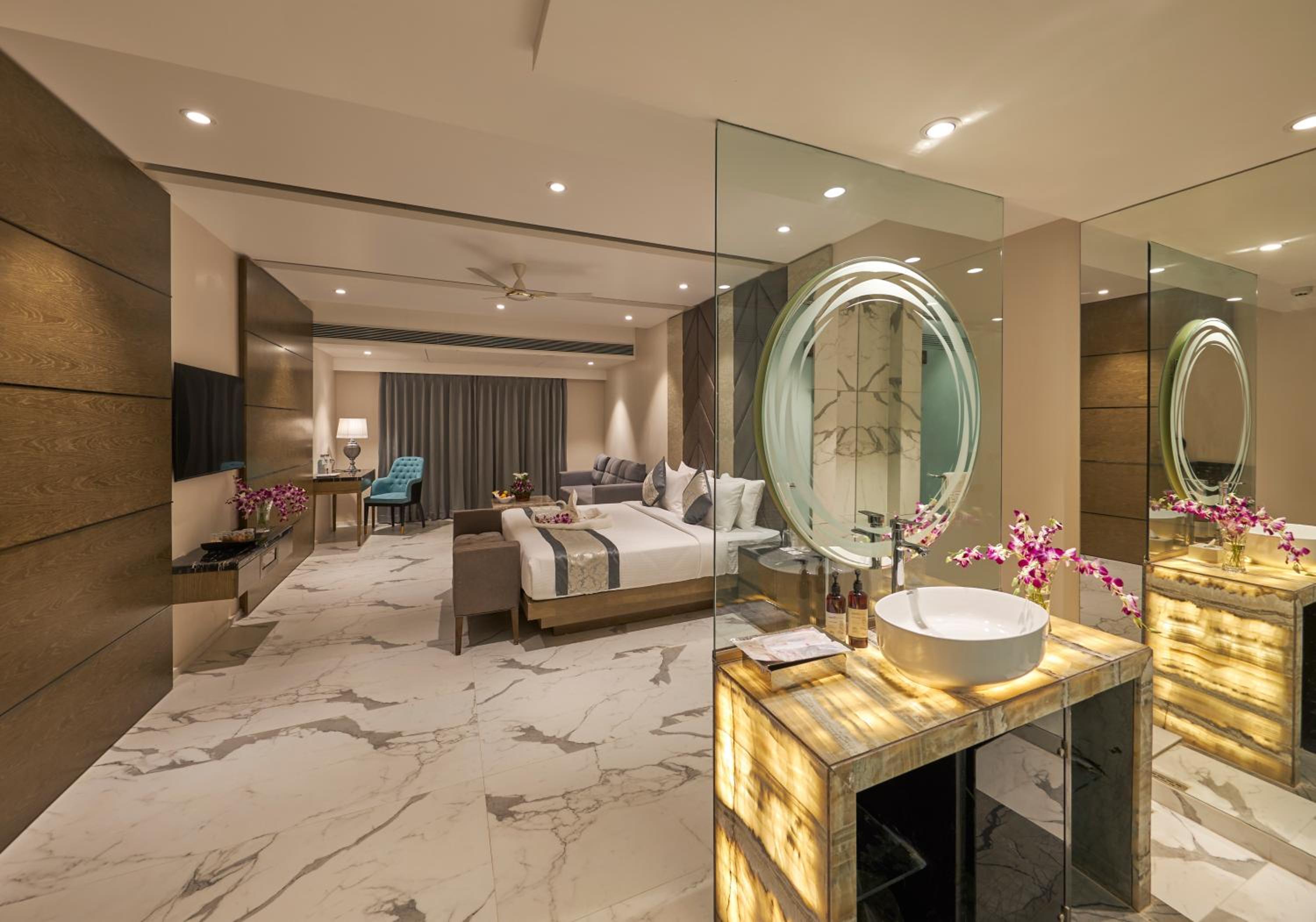 Junior Suite with Balcony - Photo 5