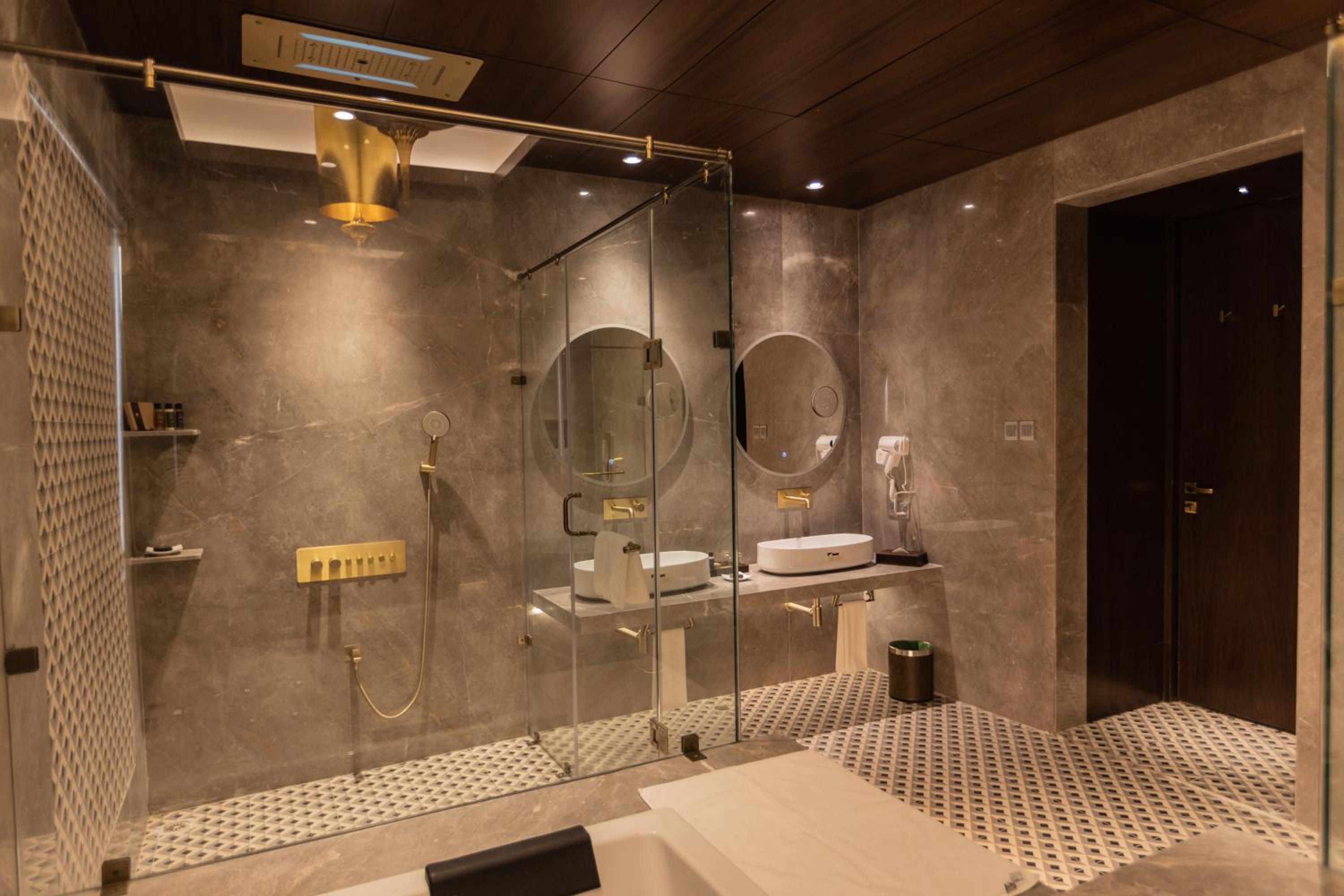 Wow Suite 15% Discount on Food and Soft Beverages , SPA , Saloon and Laundry(only washing and Ironing) - Photo 3