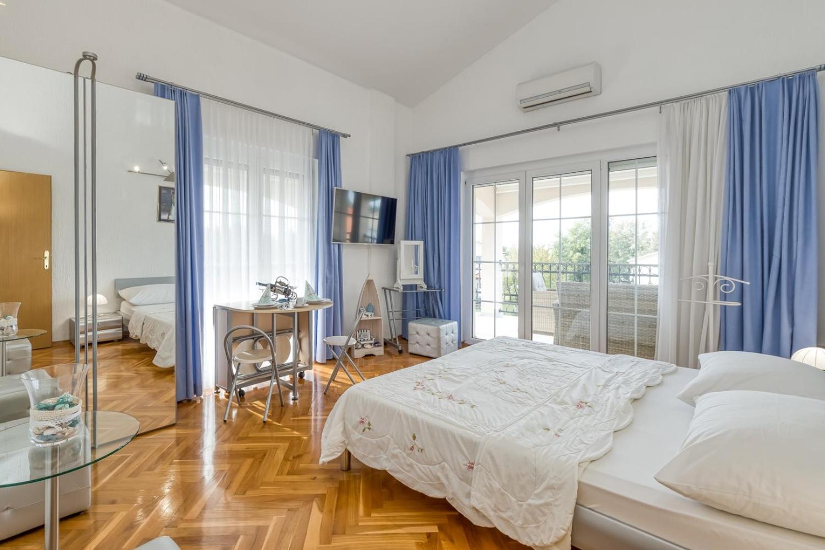 Apartment with Garden View