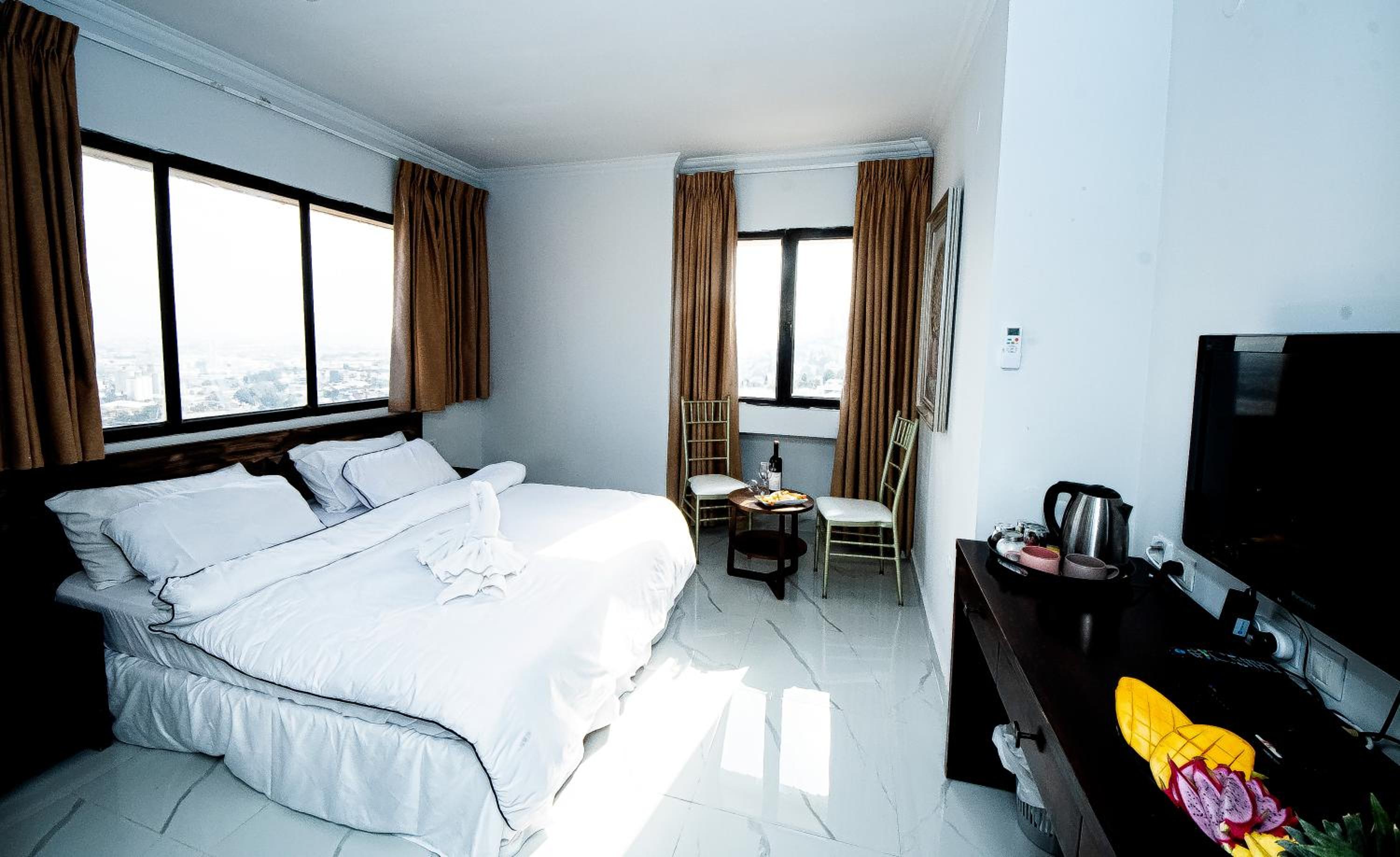 Executive Suite - Photo 23