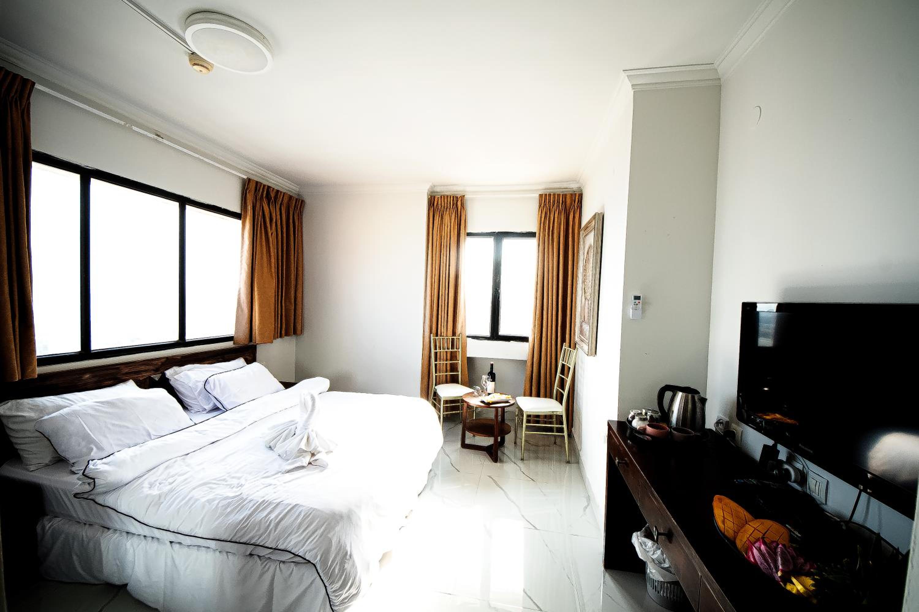 Executive Suite - Photo 3