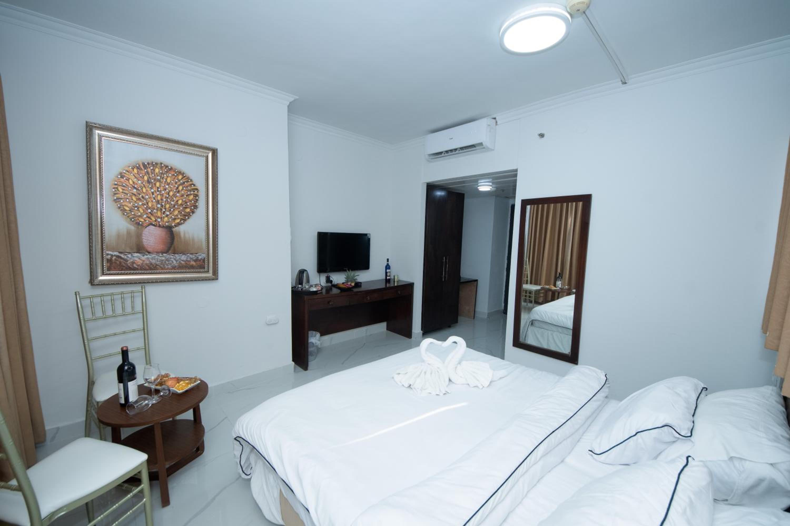 Executive Suite - Photo 5