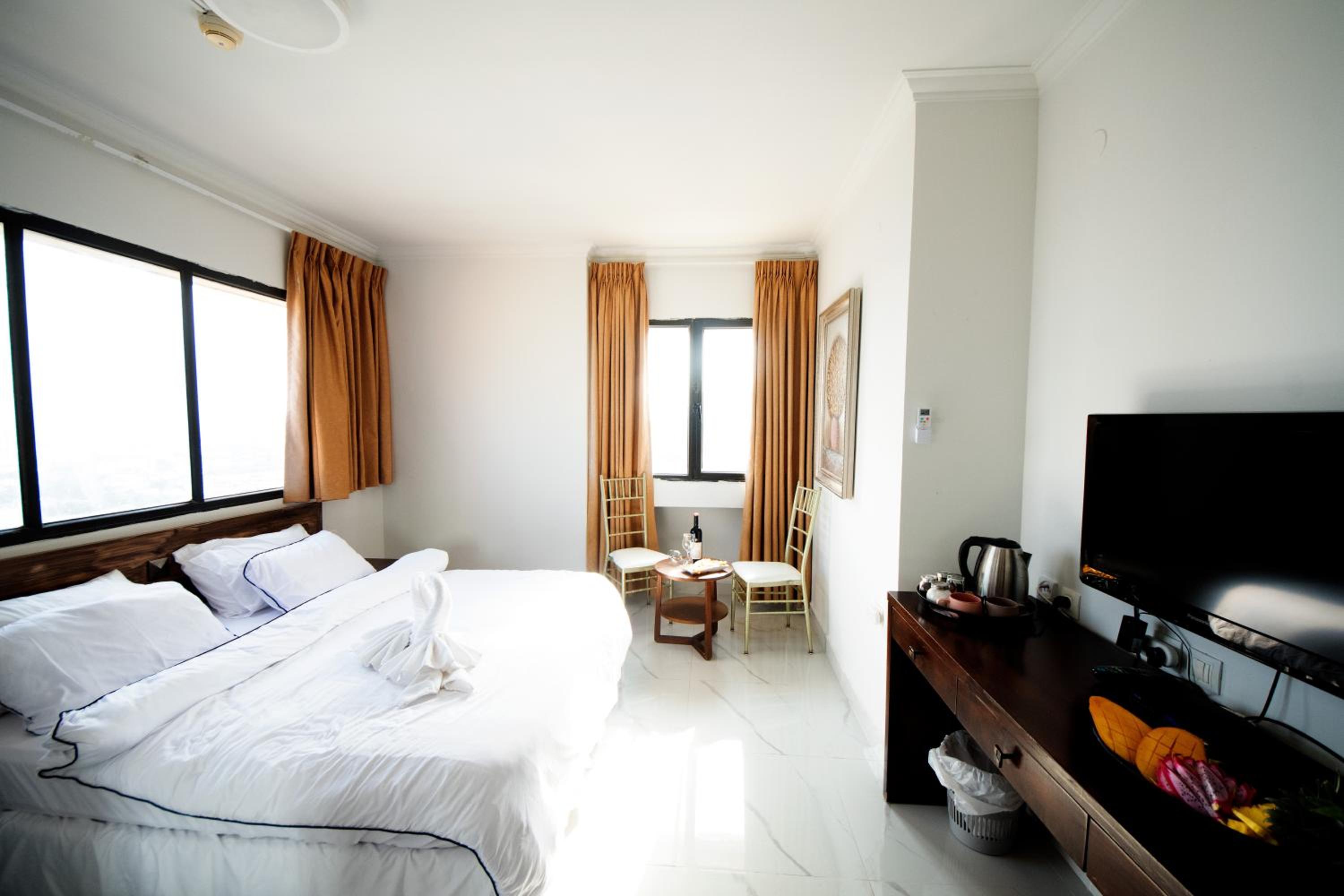 Executive Suite - Photo 1