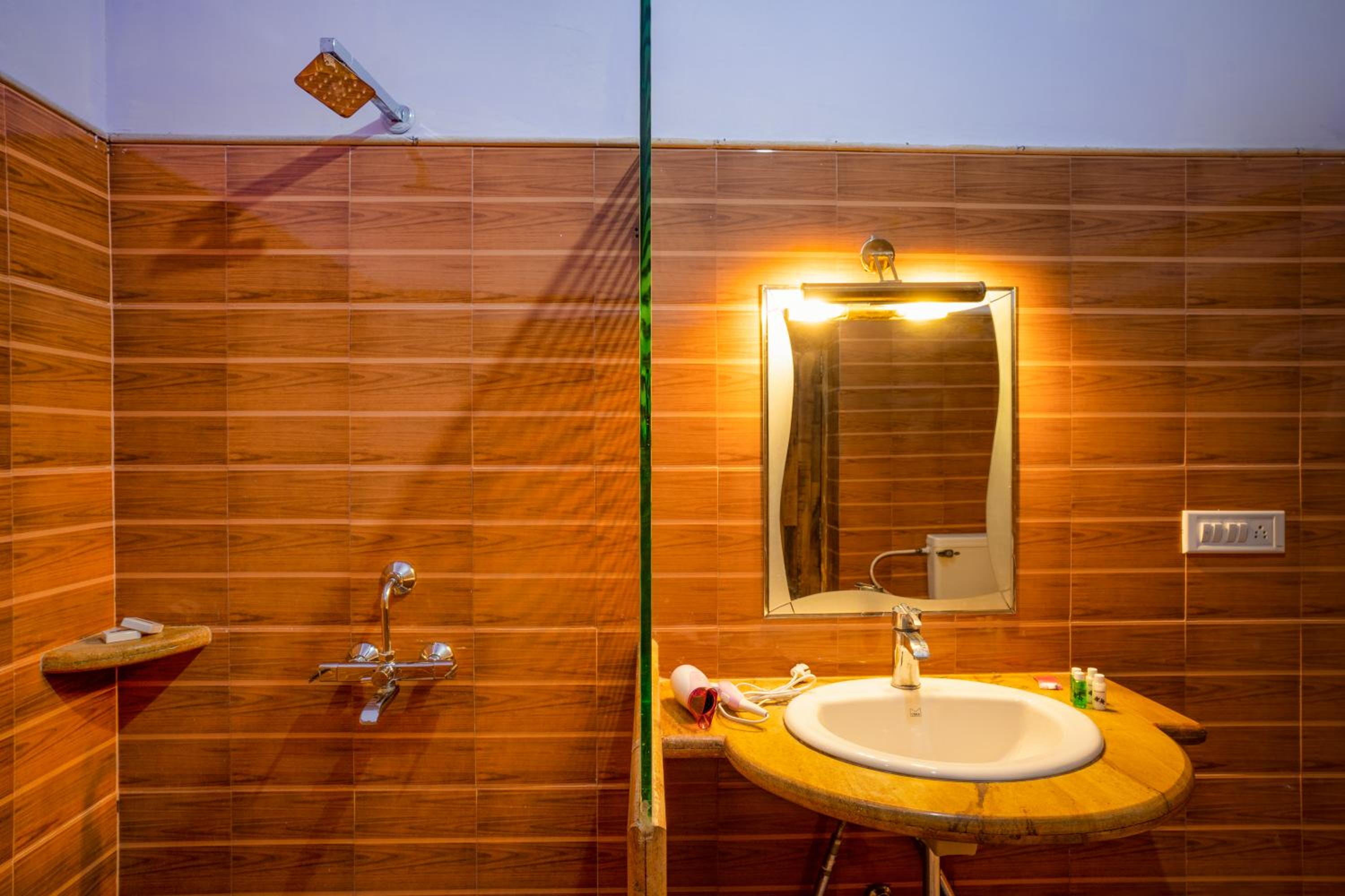 Standard Double Room - Photo 16